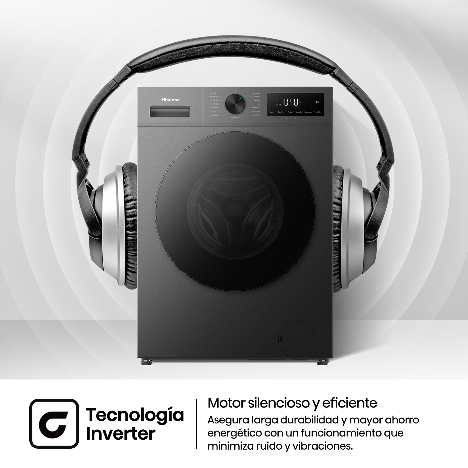 Una lavadora gris Hisense lleva grandes auriculares, simbolizando un funcionamiento silencioso.