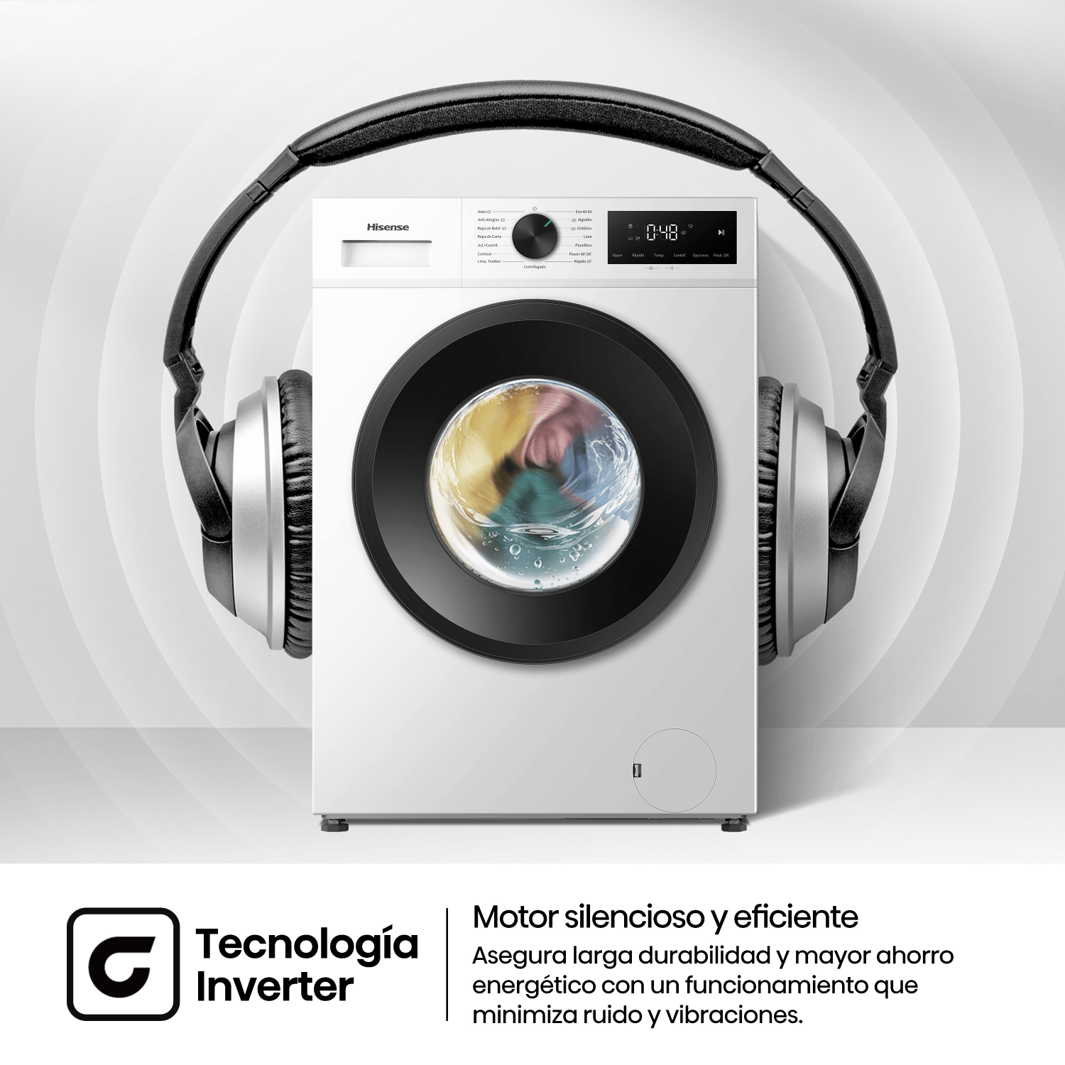 Una lavadora Hisense con grandes auriculares simboliza un funcionamiento silencioso y eficiente.