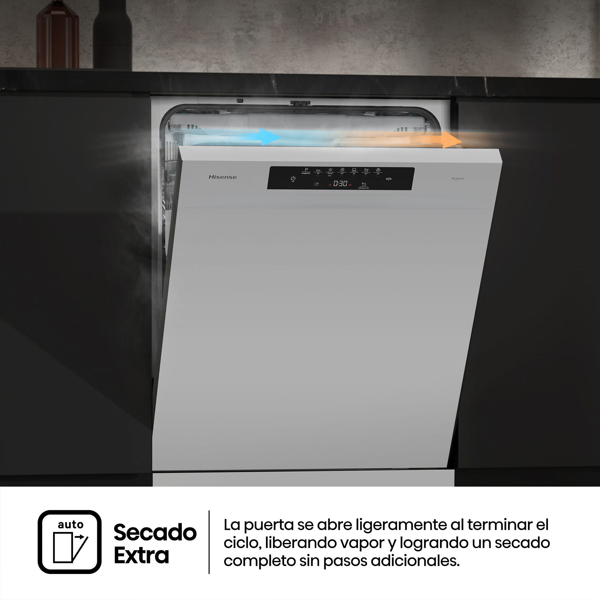 Un lavavajillas Hisense con la puerta ligeramente abierta libera vapor para el secado.
