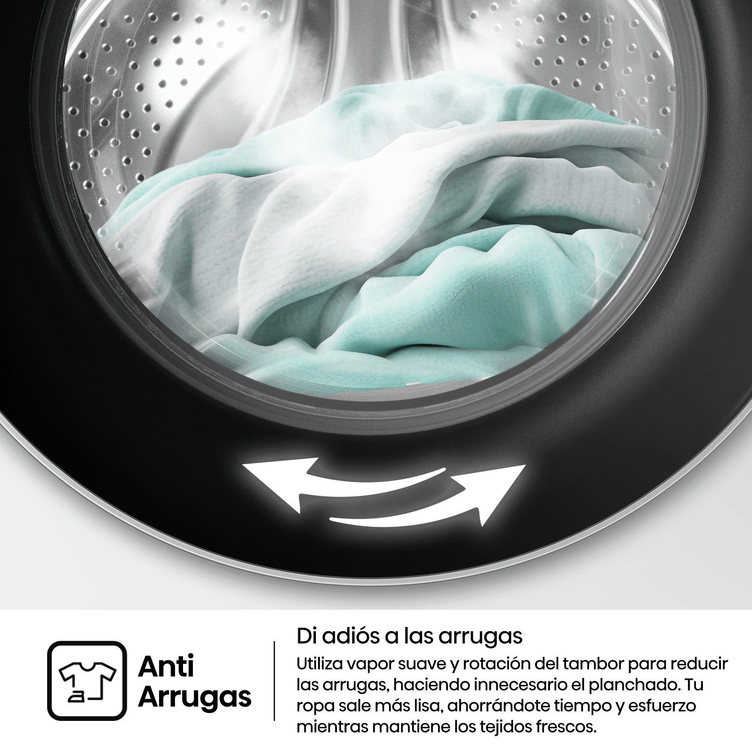 Tambor de lavadora con ropa blanca y azul claro e icono antiarrugas.