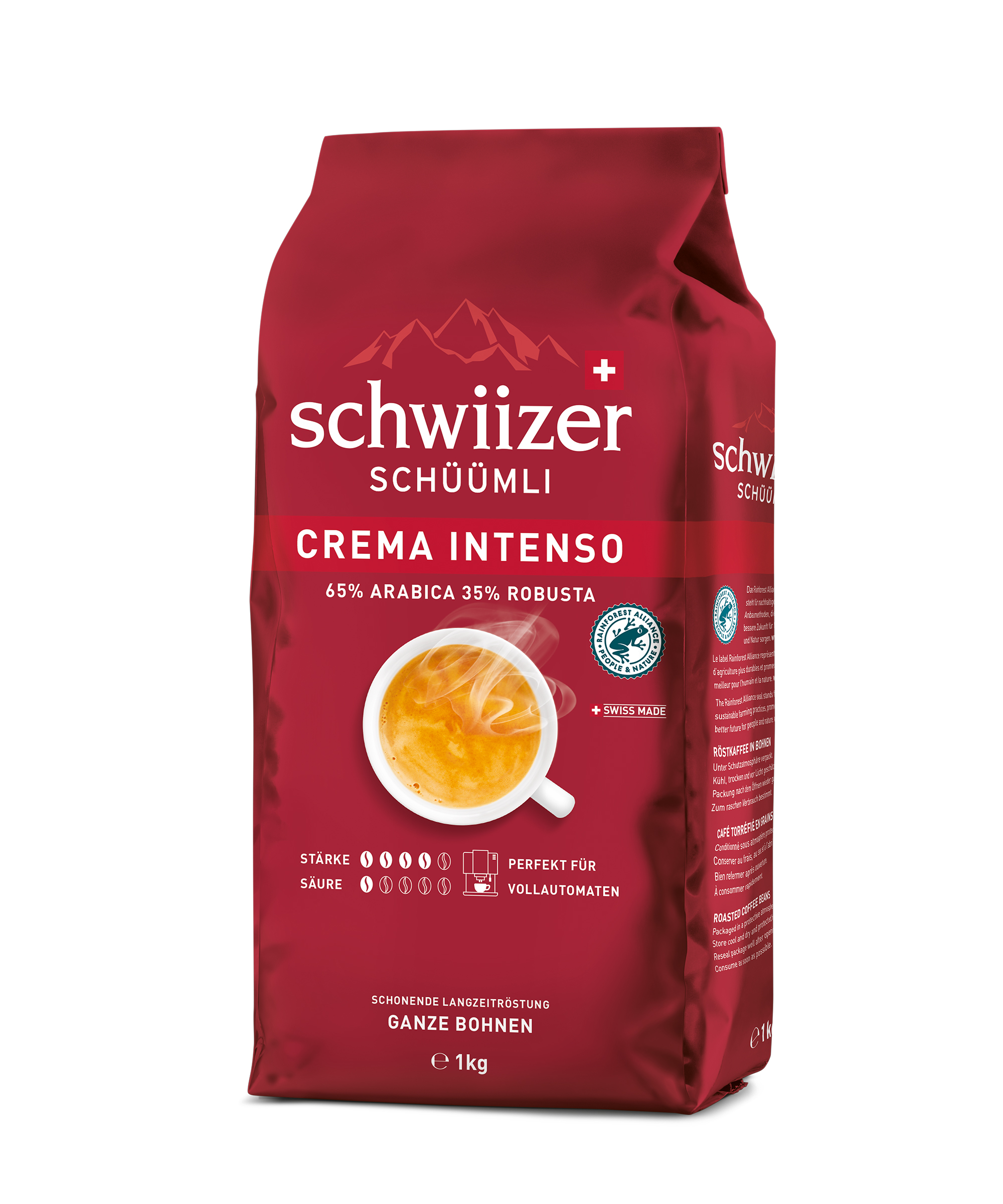 Eine rote Kaffeetüte von Schwiizer Schüümli mit einer Tasse Crema in der Mitte und Bergen im Hintergrund.