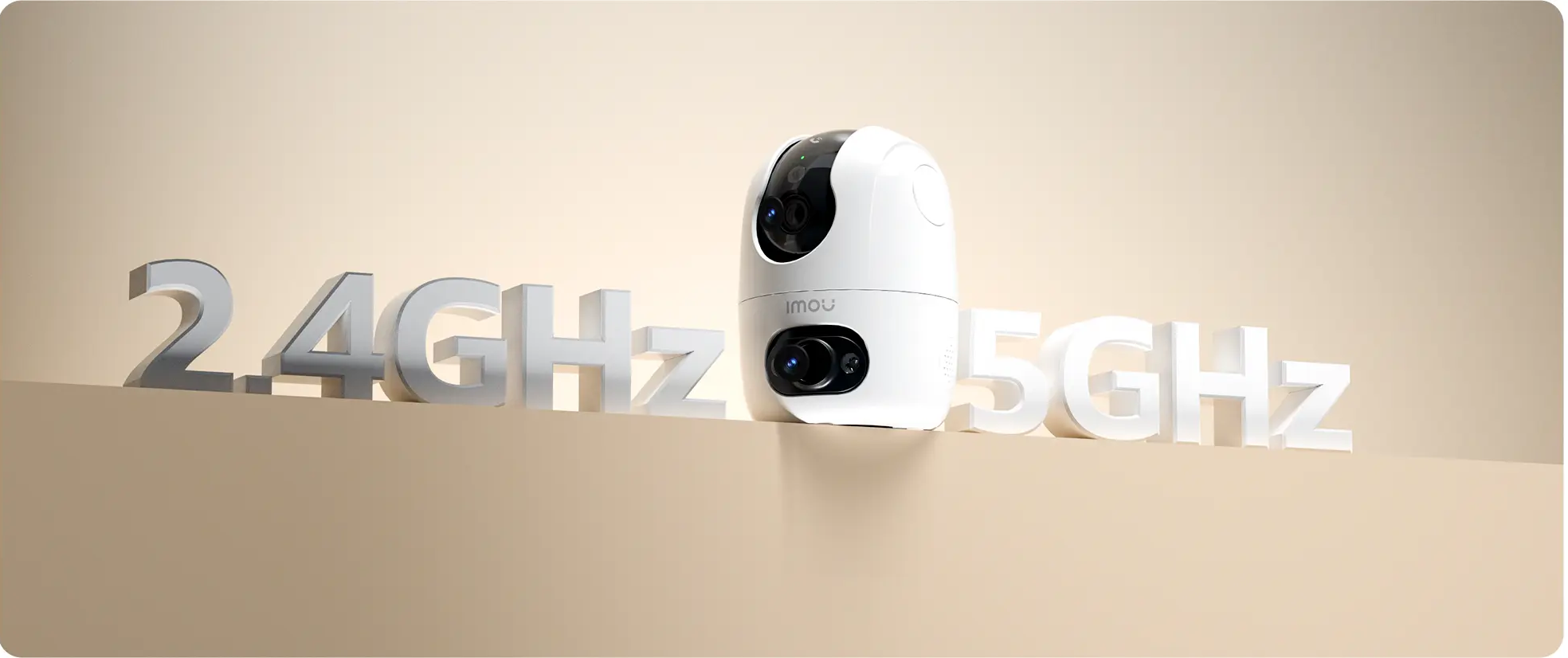 Egy fehér biztonsági kamera bézs színű felületen, kétoldalt 2.4GHz és 5GHz feliratú 3D betűkkel.