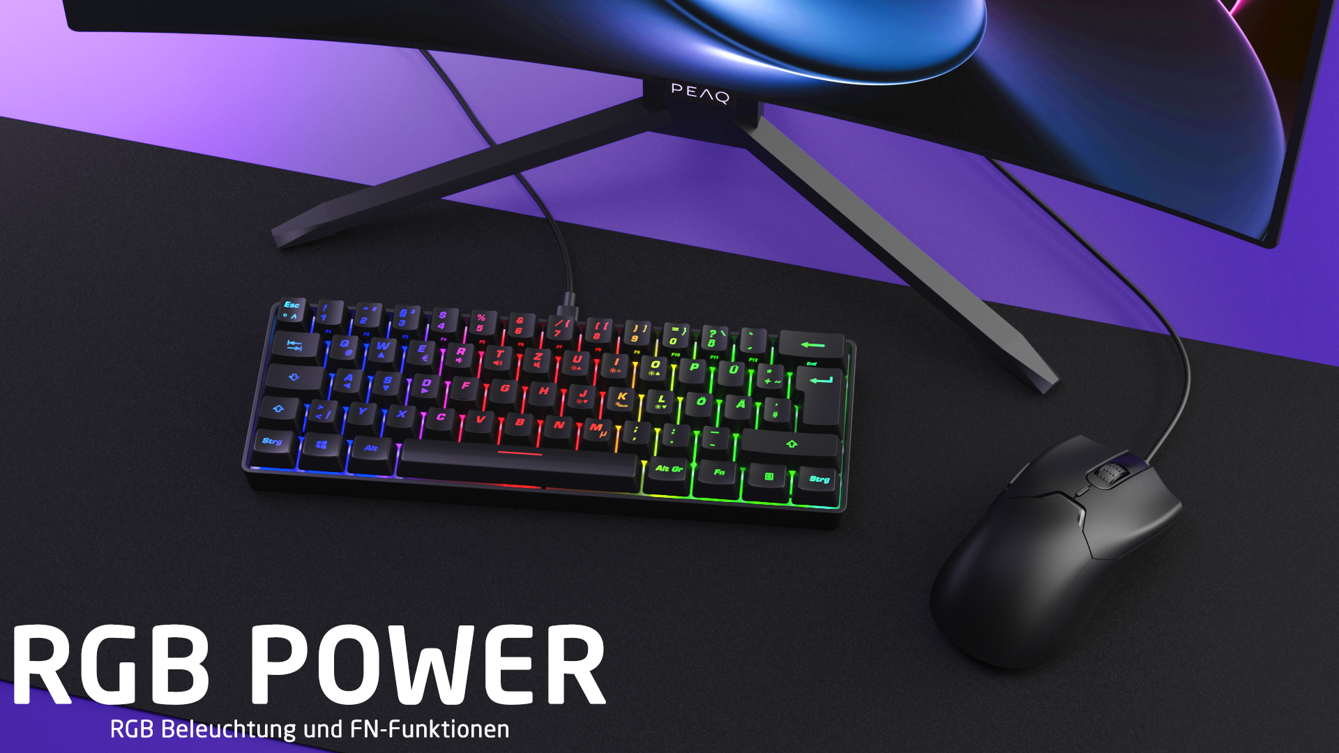 Schwarze Tastatur mit RGB-Beleuchtung und Maus auf schwarzem Mauspad vor einem Monitor.