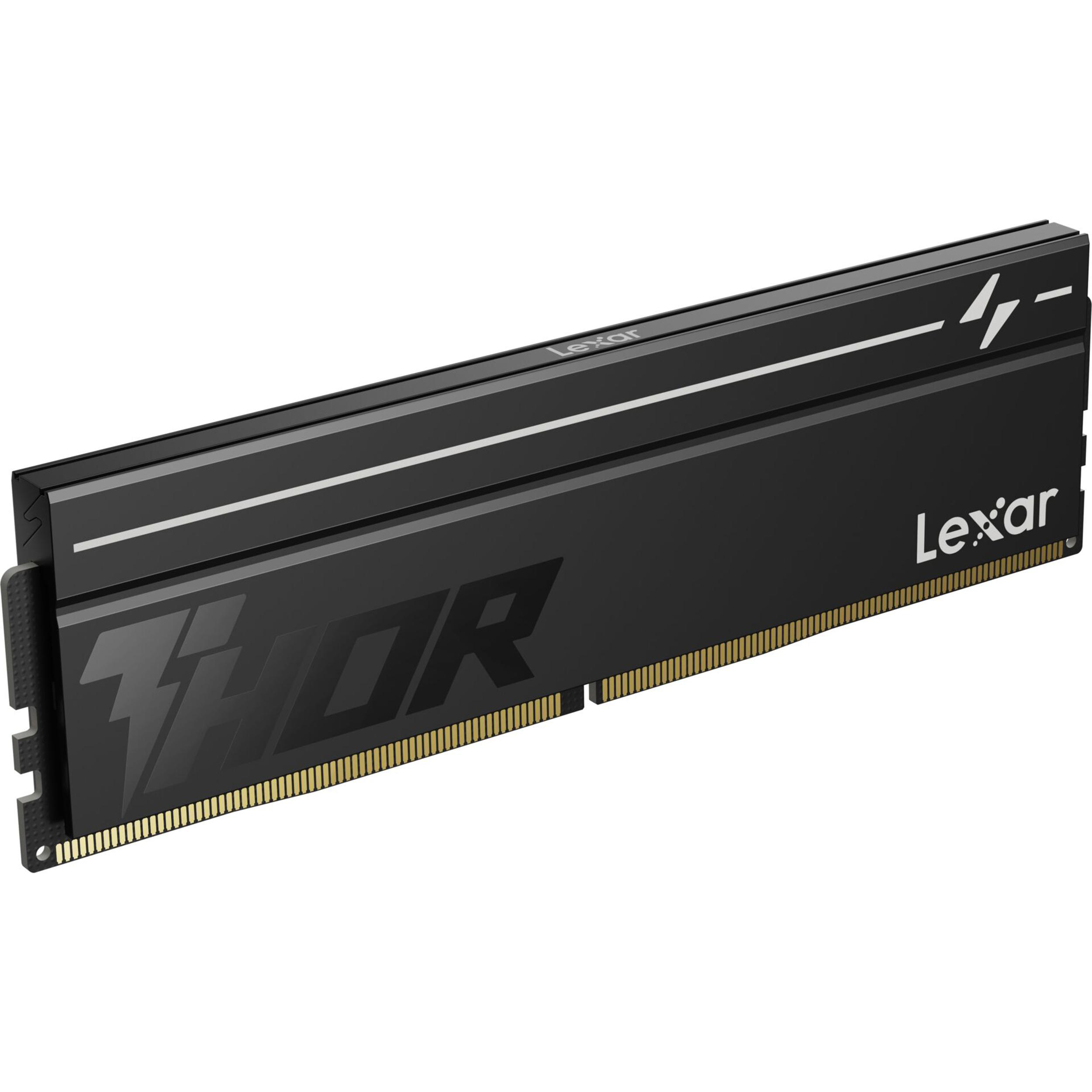 Ein schwarzer Lexar Thor DDR5-RAM-Speicherstick mit einem silbernen Blitzsymbol auf dem Kühlkörper.