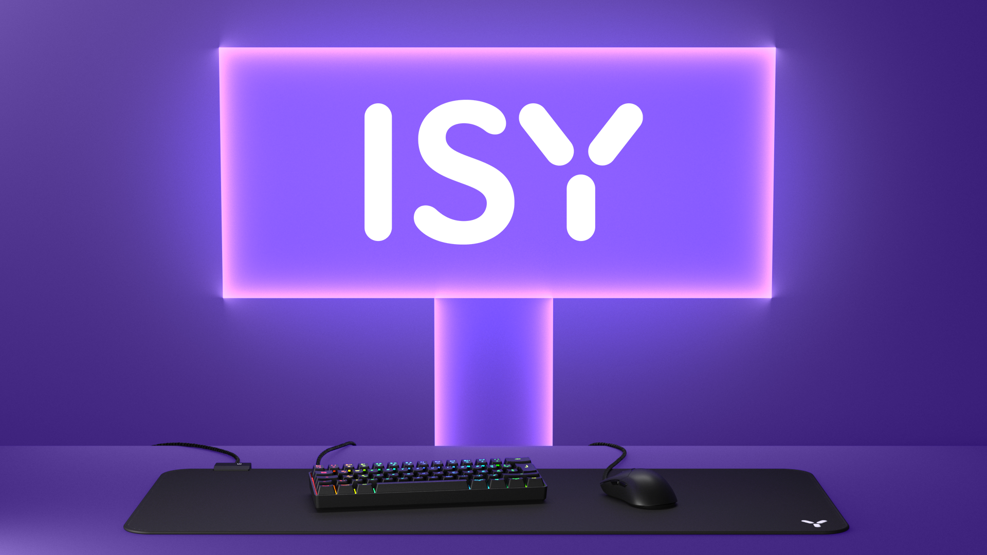 Lila Gaming-Setup mit beleuchtetem ISY-Logo auf dem Monitor, schwarzer Tastatur und Maus auf einer Matte.