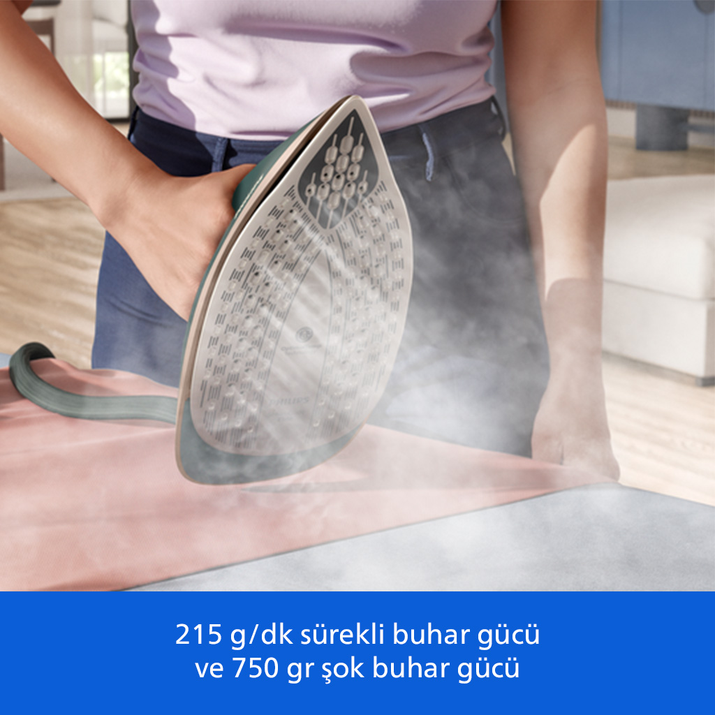 Bir kişi buharlı ütüyle pembe kumaşı ütülüyor, görünür buhar bulutu salıyor.