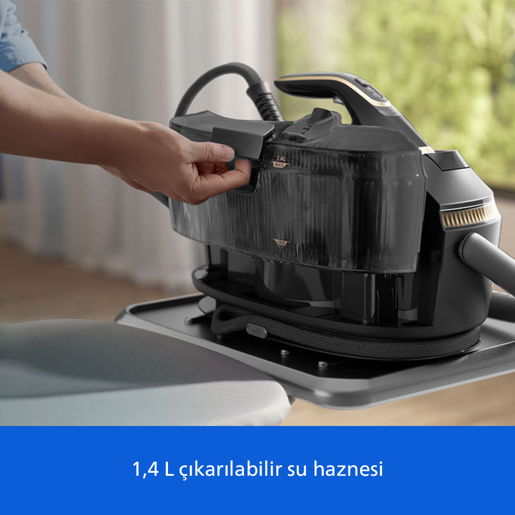 Bir kişi siyah buhar kazanlı ütünün 1,4 L çıkarılabilir su haznesini çıkarıyor.