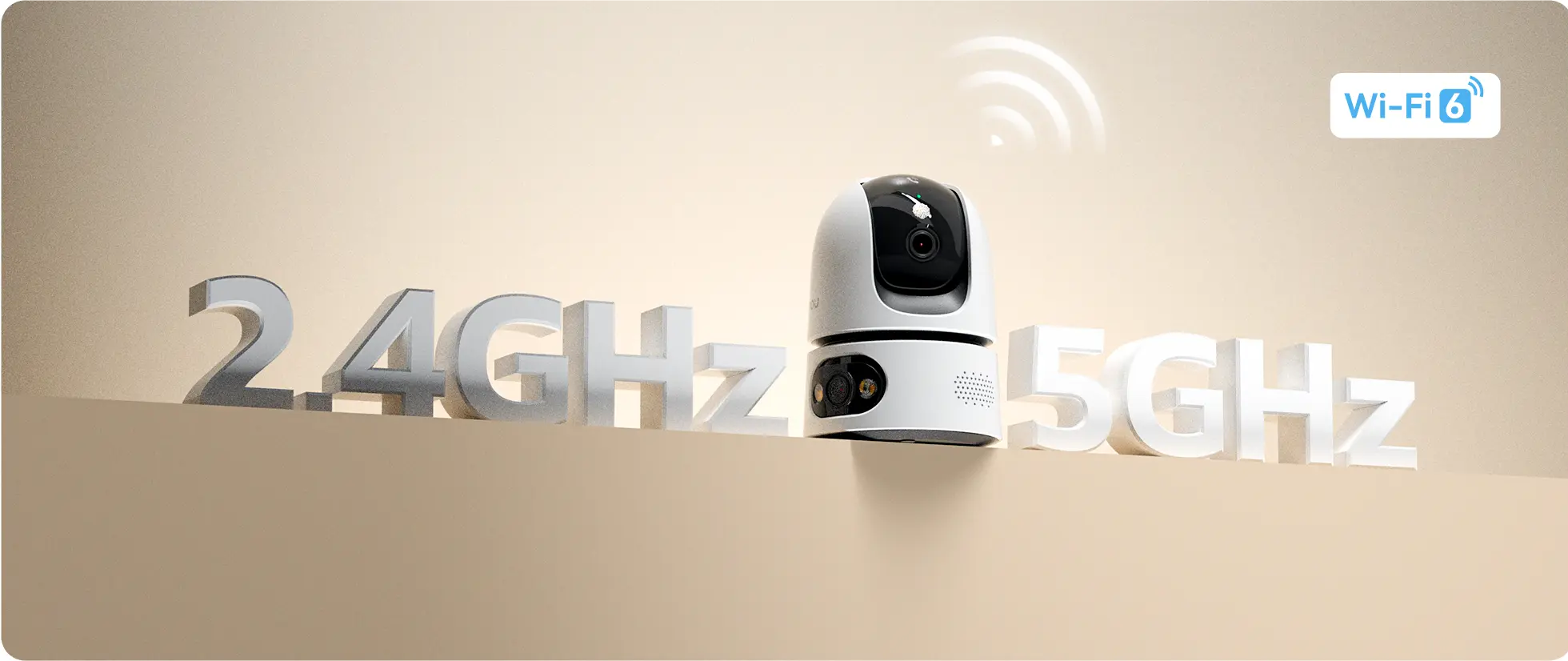 Egy fehér biztonsági kamera egy asztalon a 2,4 GHz-es és 5 GHz-es feliratok és egy Wi-Fi 6 logó között.