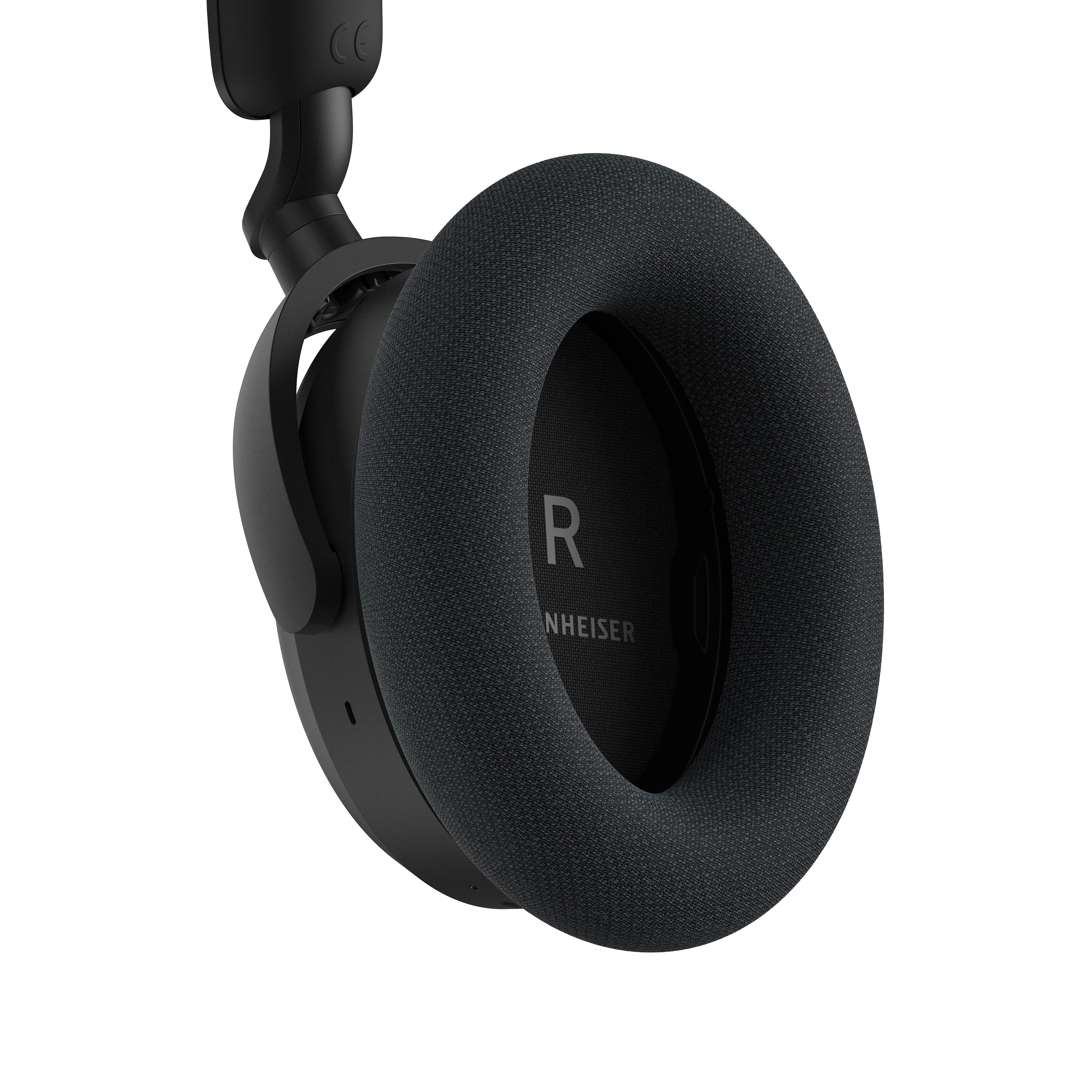 Nahaufnahme einer schwarzen Sennheiser Over-Ear-Hörermuschel mit Stoffpolster.