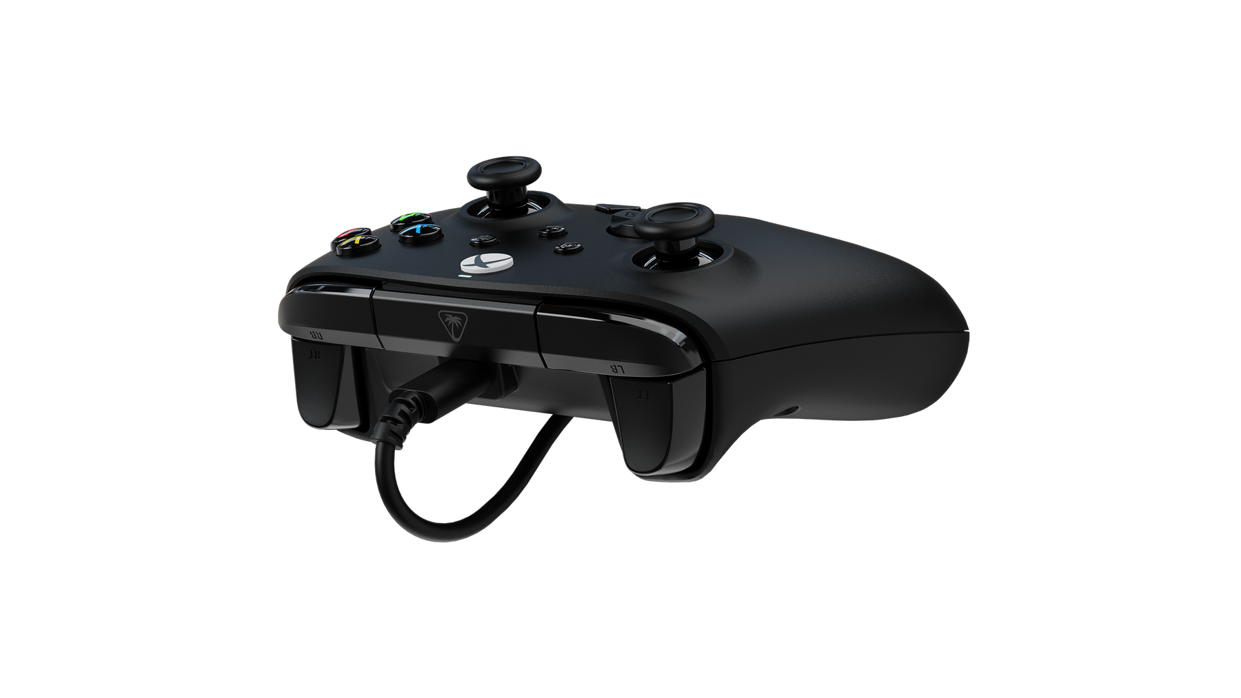 Manette Xbox noire avec câble USB branché sur fond sombre.