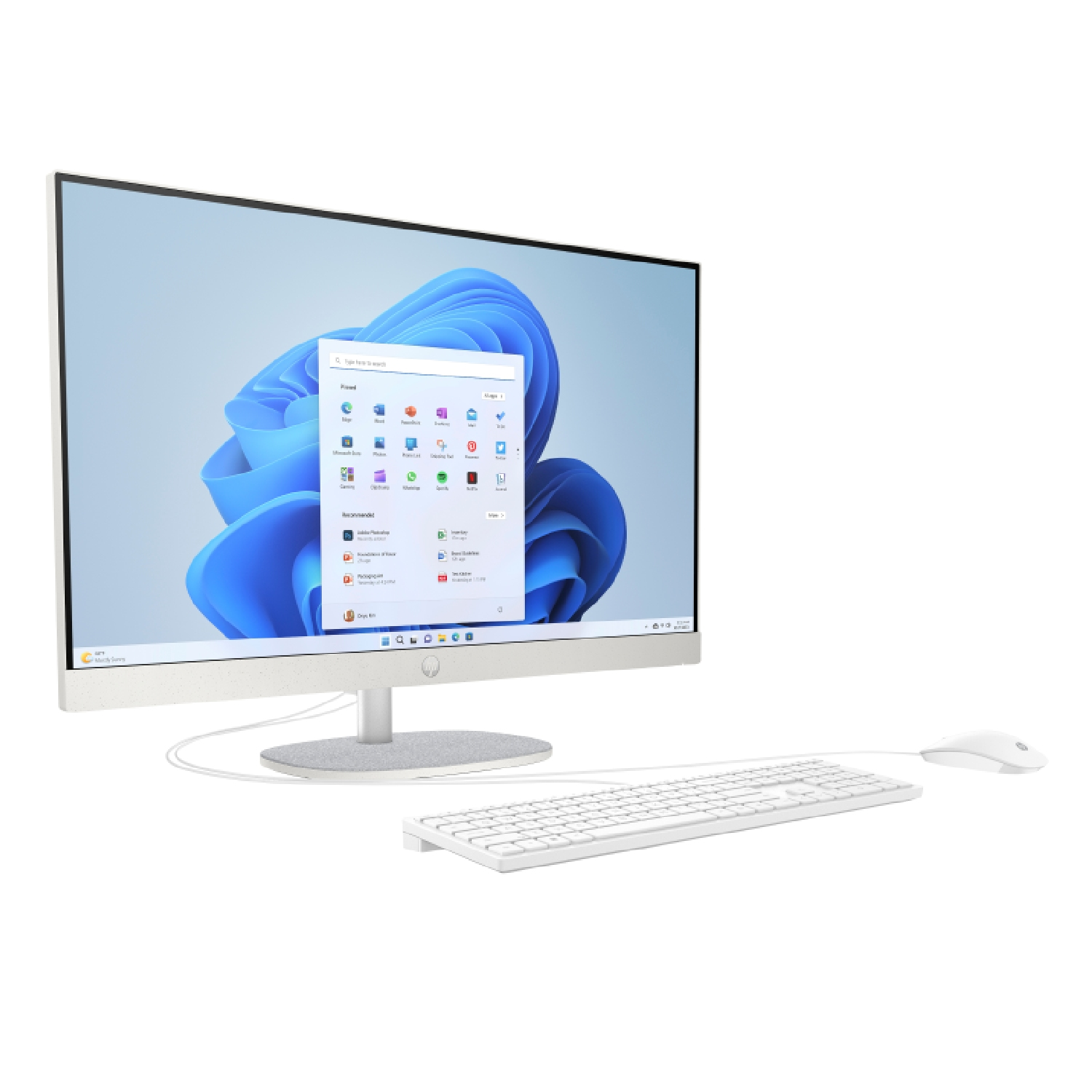 Una PC de escritorio todo en uno blanca con pantalla de Windows 11, teclado blanco y mouse sobre fondo blanco.