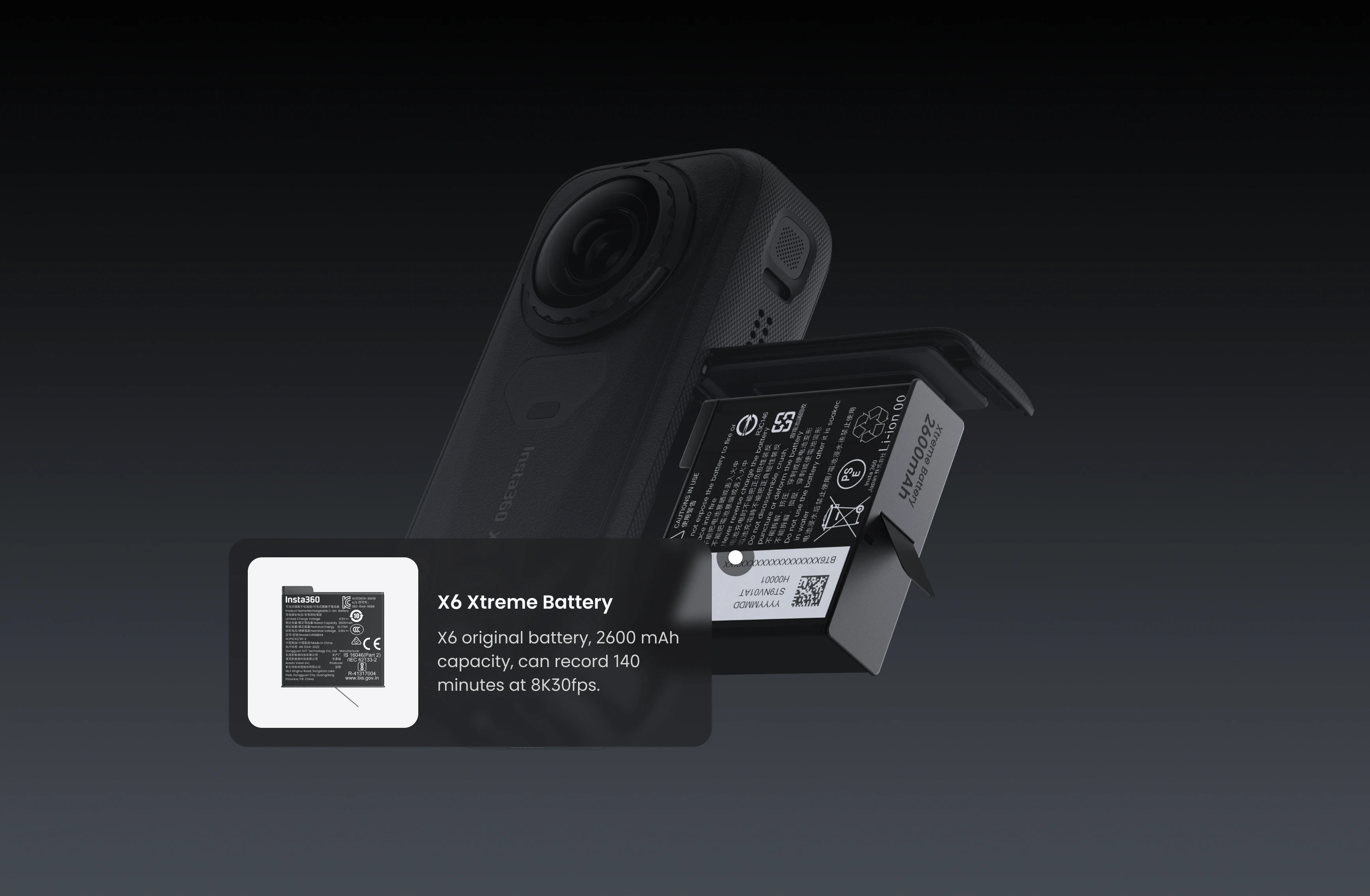 Una telecamera 360 nera mostra il vano batteria aperto con una batteria X6 Xtreme da 2600 mAh inserita.