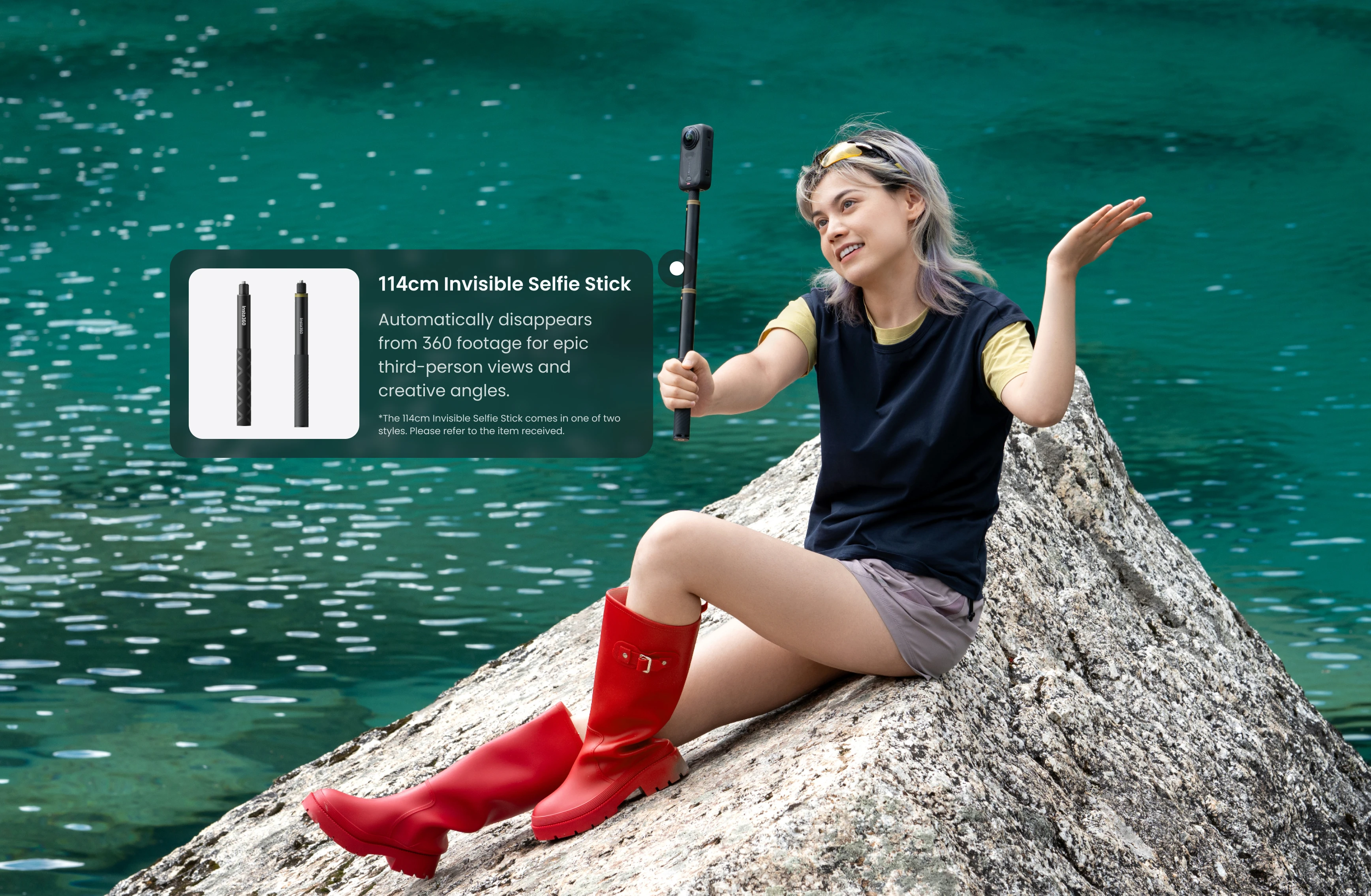 Una donna siede su una roccia nell'acqua tenendo un selfie stick invisibile.