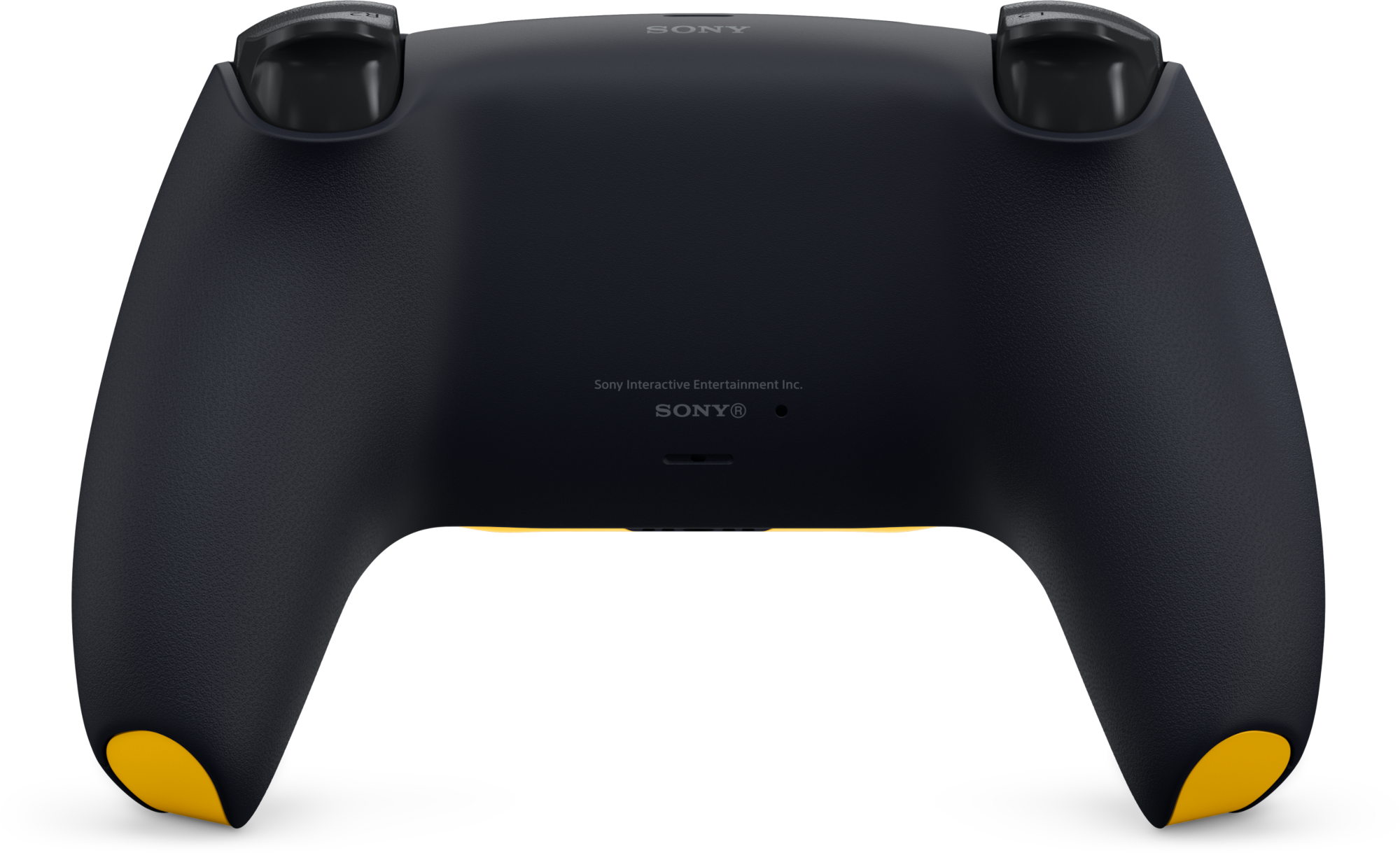 Fekete PlayStation 5 vezérlő hátulnézete sárga betétekkel a markolatokon, fekete háttér előtt.