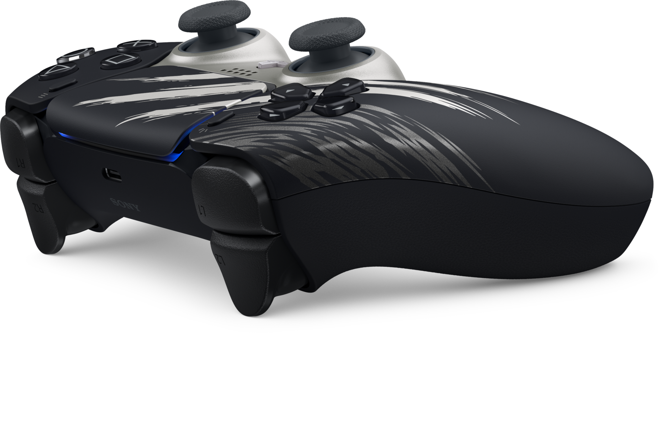 Fekete PlayStation DualSense vezérlő fehér karmmintával és ezüst érintőpaddal fekete háttér előtt.