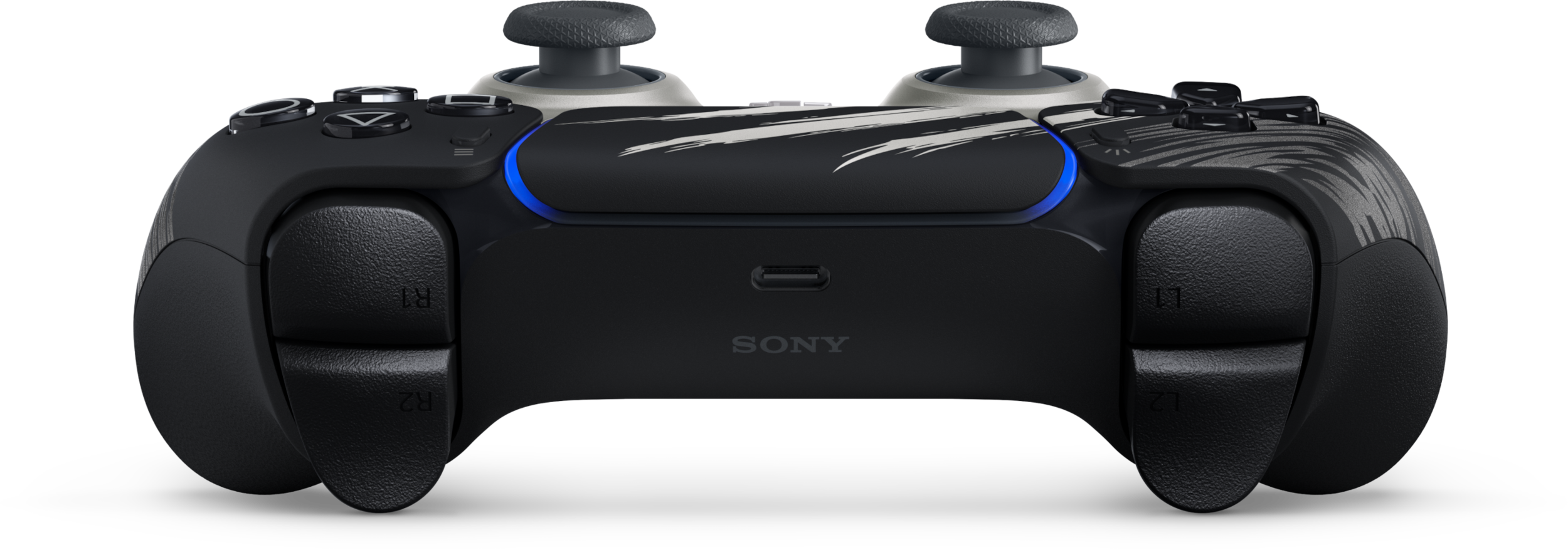 Fekete DualSense vezeték nélküli vezérlő kék fénnyel, Sony logóval és matricákkal fekete háttér előtt.