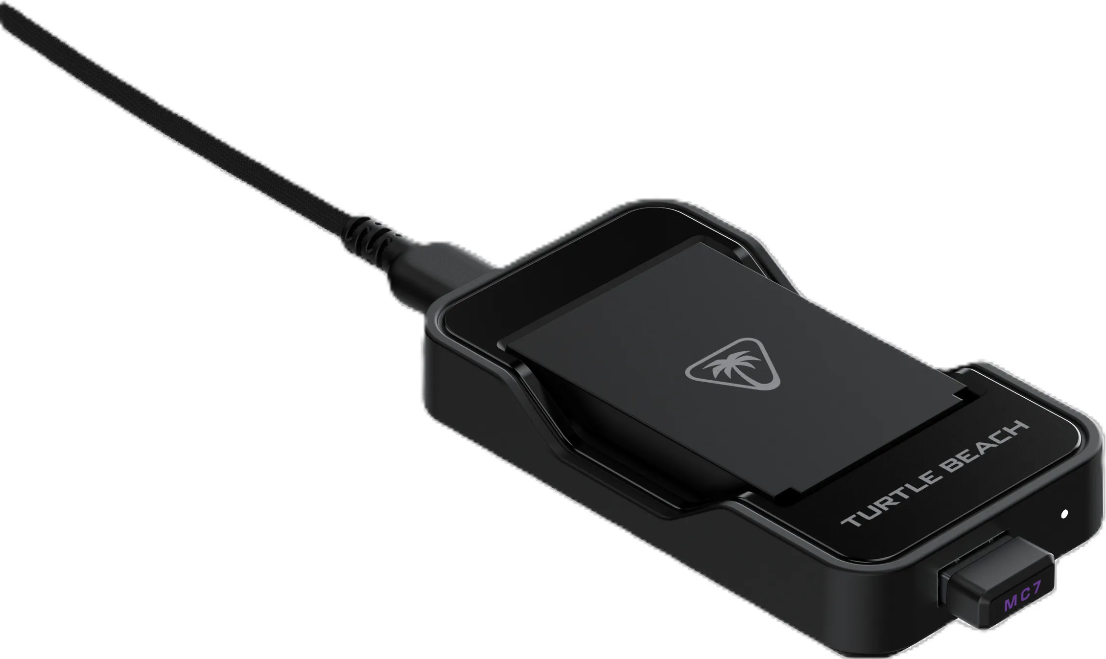 Base di ricarica nera Turtle Beach con cavo collegato e batteria su sfondo bianco.