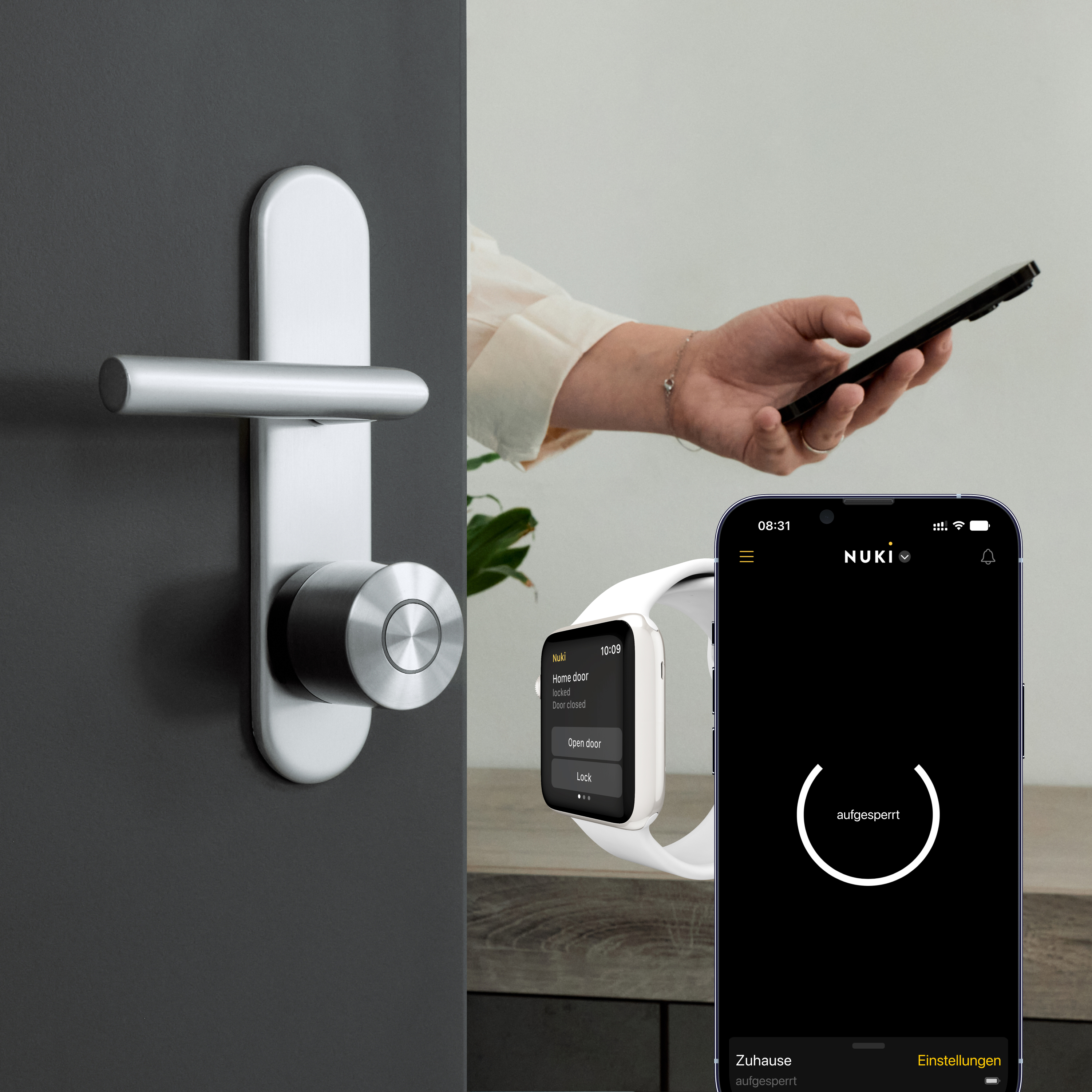 Hand hält Smartphone mit Nuki-App neben einer geschlossenen Haustür und einer Smartwatch.