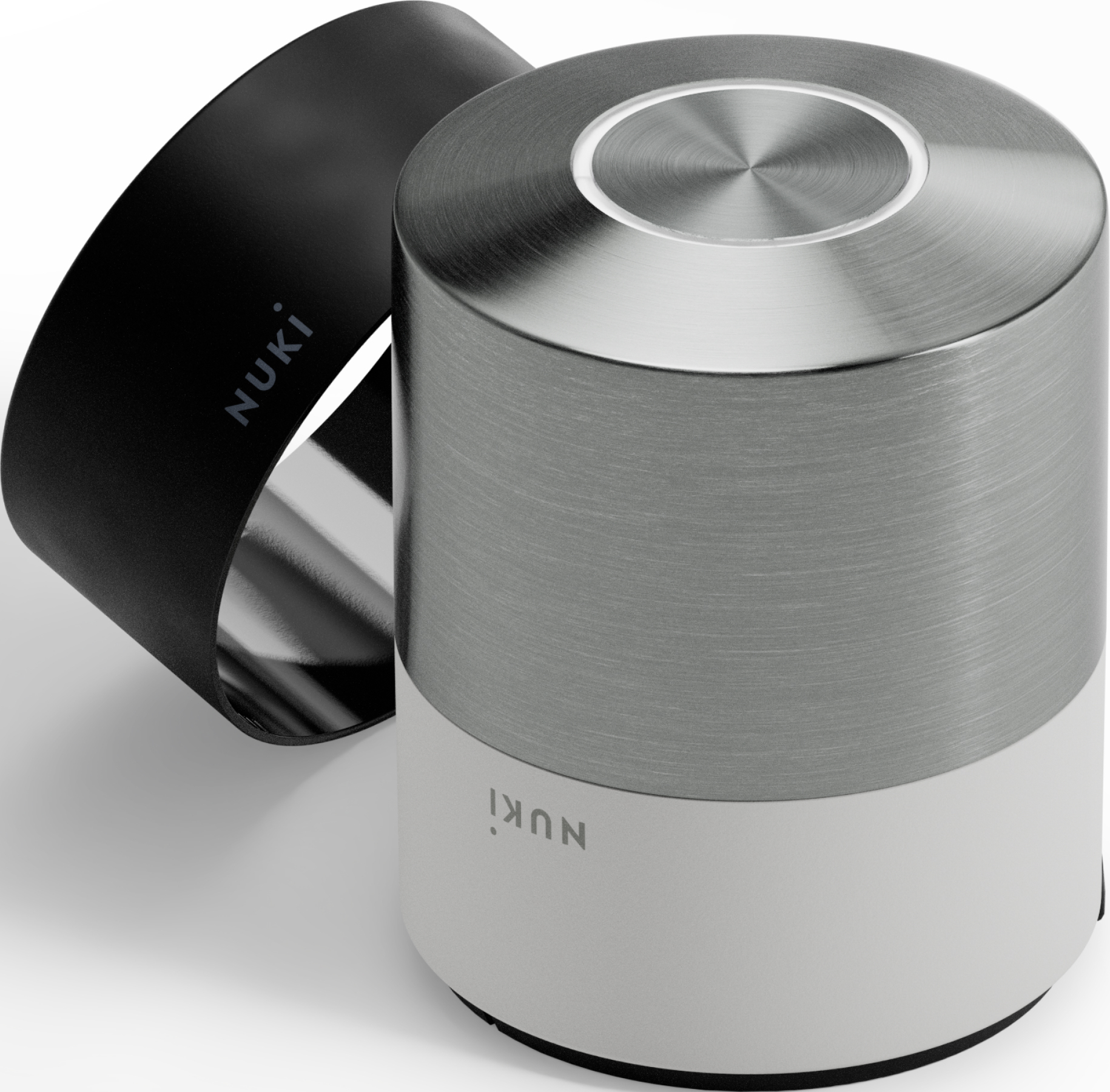 Ein zylindrisches Nuki-Smart-Lock in Silber und Weiß steht neben einem schwarzen Armband mit weißer Aufschrift.