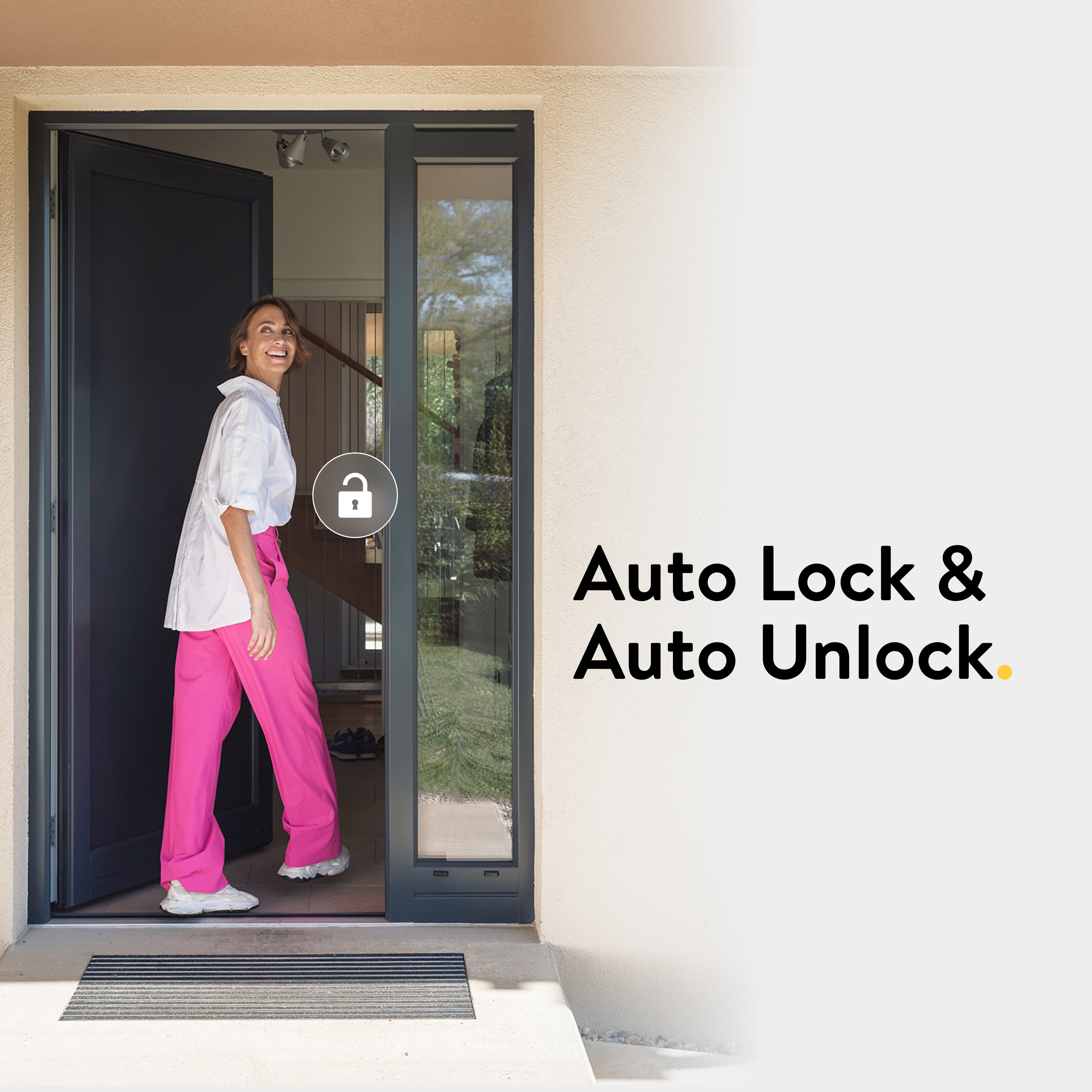 Eine Frau in pinken Hosen und weißem Hemd tritt durch eine offene Tür nach draußen, daneben steht der Text Auto Lock.