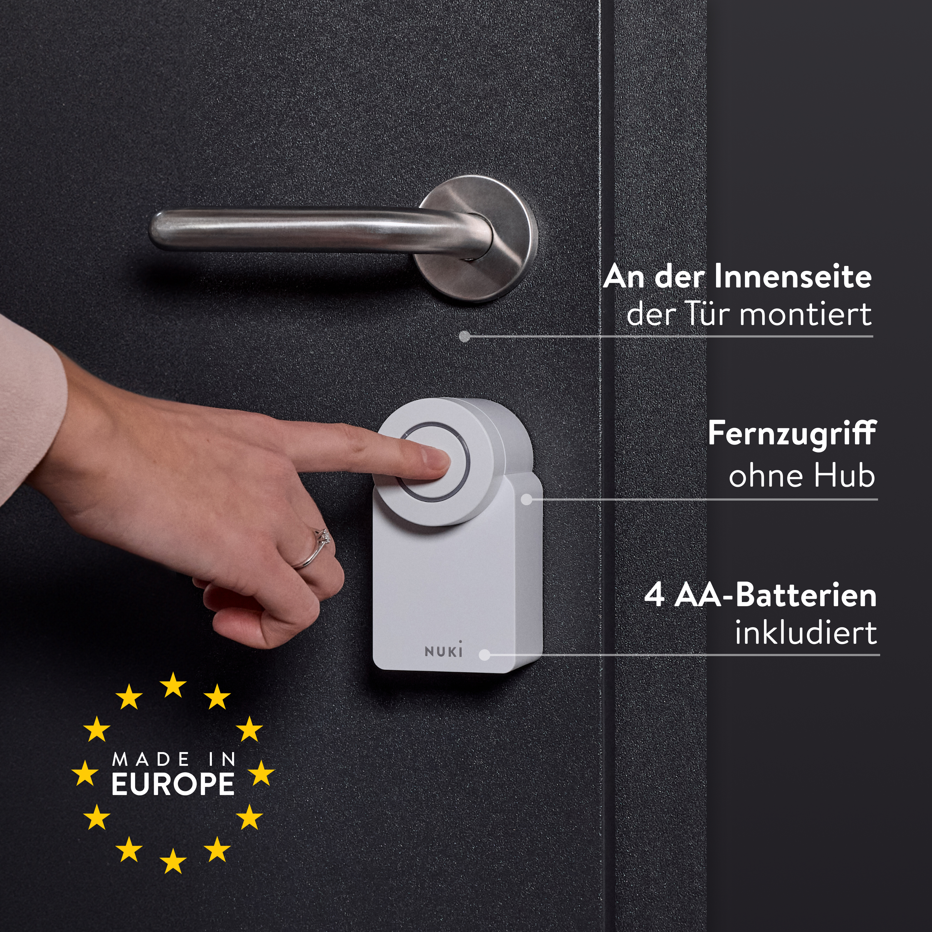 Hand drückt auf ein weißes Nuki Smart Lock an einer dunklen Innentür, mit deutscher Beschriftung.