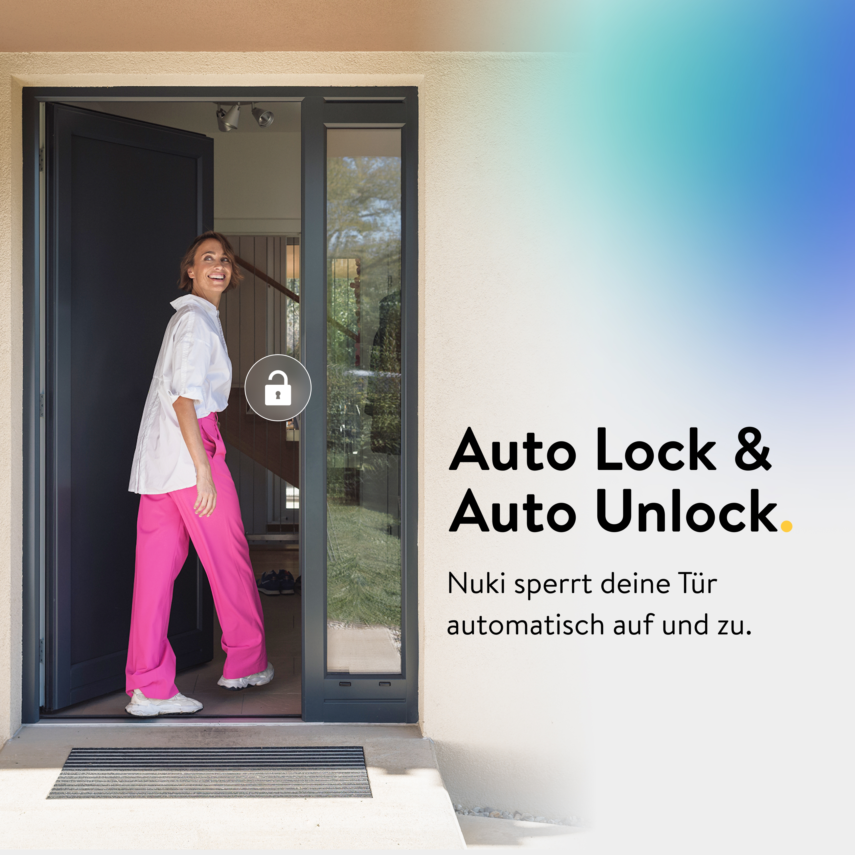 Frau in pinken Hosen betritt ein Haus, Text wirbt für Auto Lock und Auto Unlock.