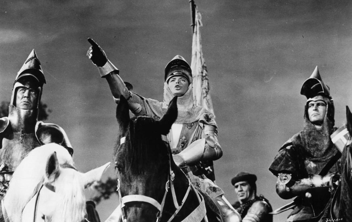 Mittelalterliche Ritter zu Pferd, der Anführer zeigt nach oben.