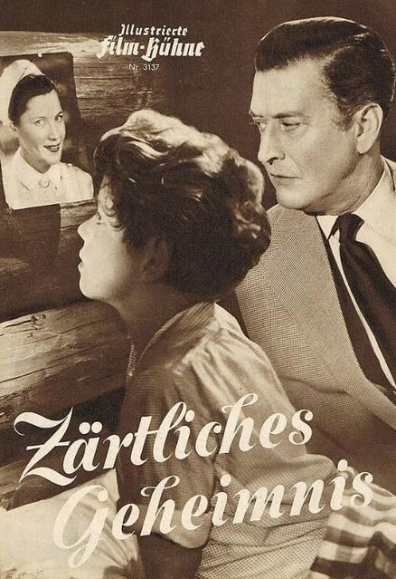 Vintage-Filmposter mit einem Mann im Anzug, einer aufblickenden Frau und einem Foto einer Frau im Hintergrund.