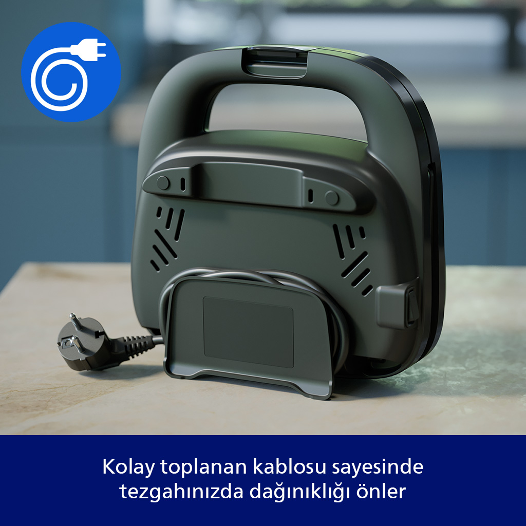 Tezgah üzerinde duran siyah tost makinesi, kablosu alt kısma düzenli şekilde sarılmış.