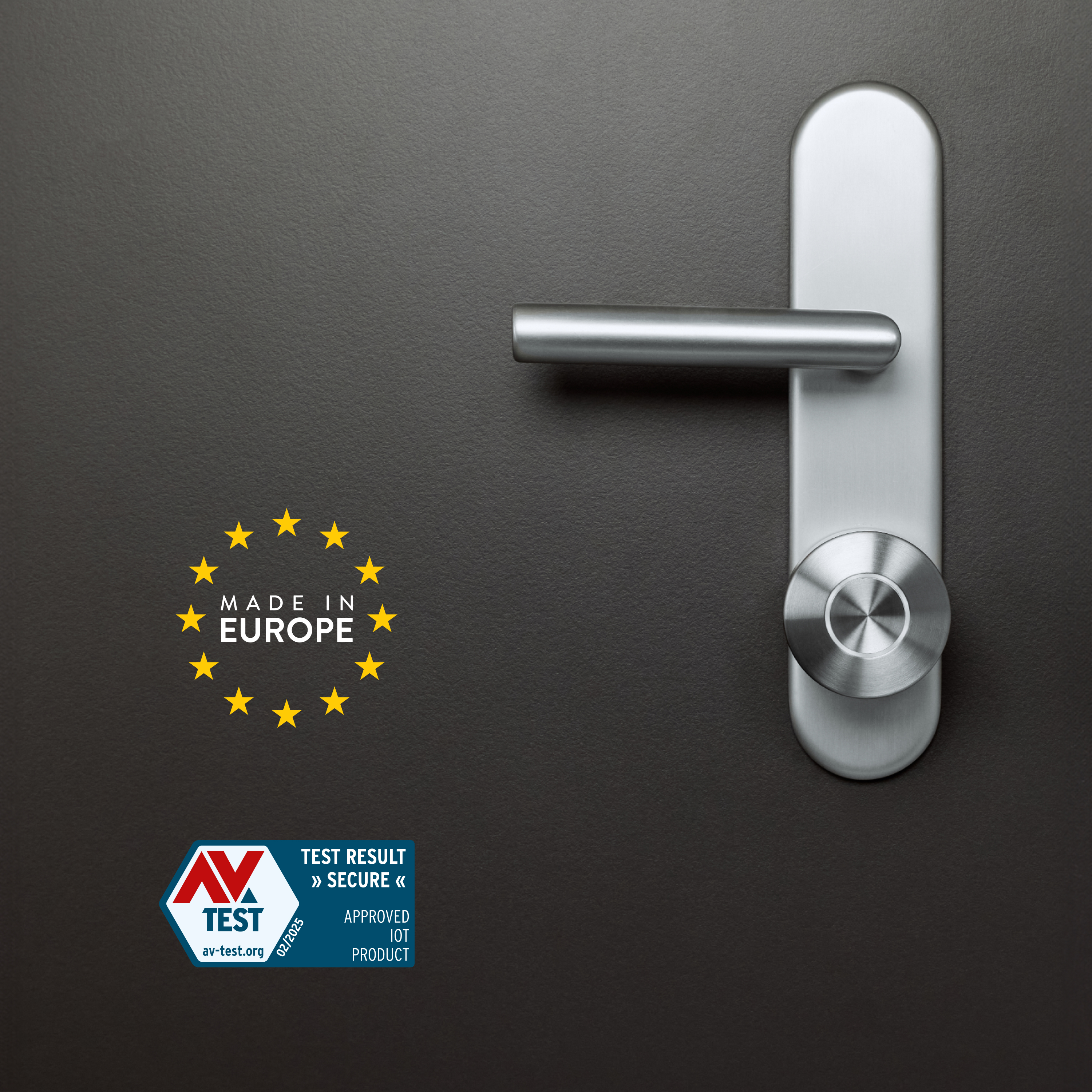 Moderne Edelstahltürgriffe mit europäischem Herkunftssiegel und AV-Test-Zertifikat auf dunkler Tür.