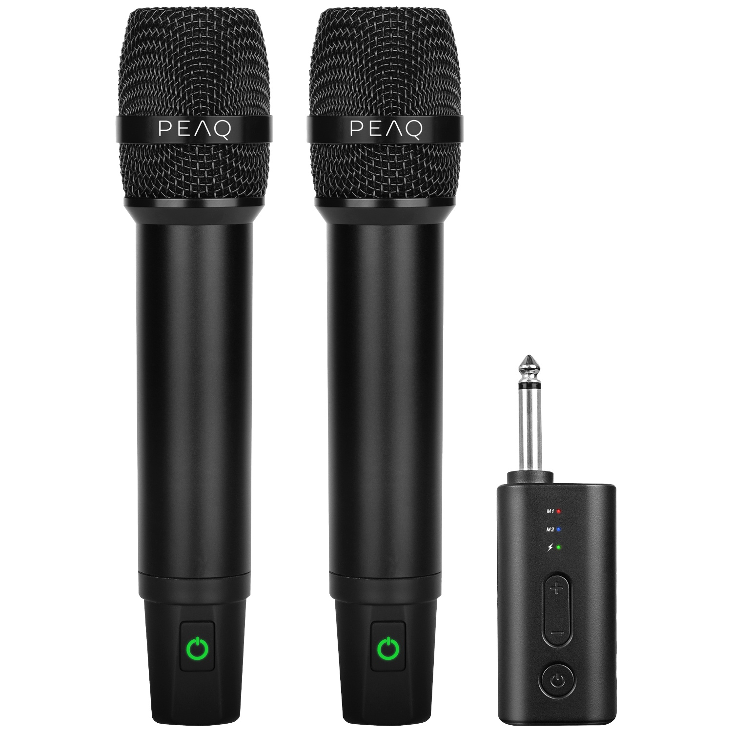 Deux microphones PEAQ noirs et un petit récepteur sans fil noir avec prise jack sur fond blanc.