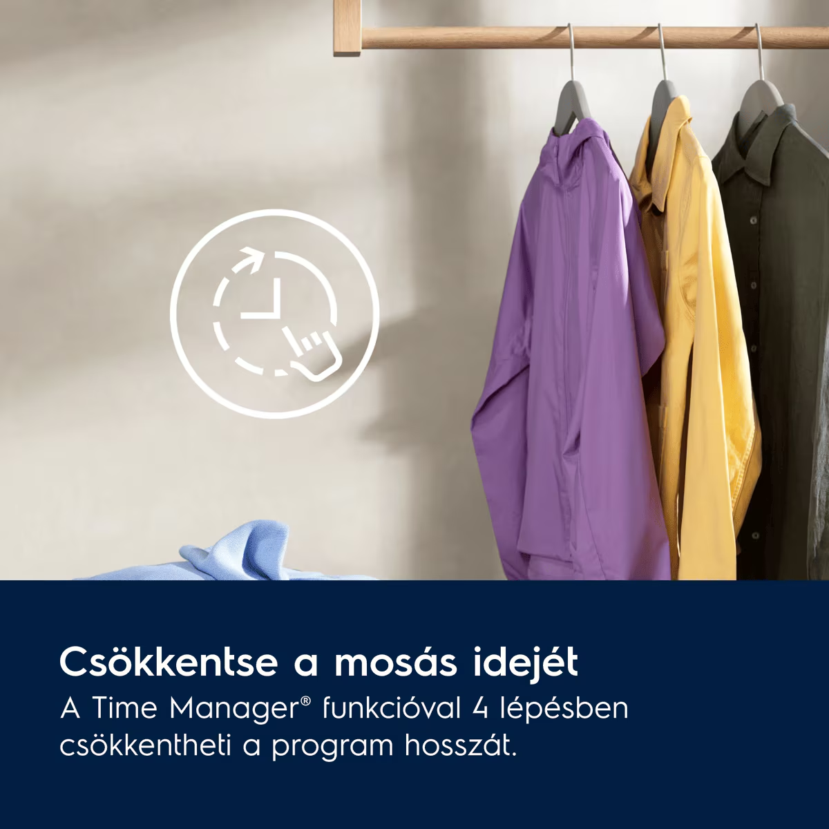 Három ing lóg egy rúdon egy óraikon mellett, alul magyar szöveggel.