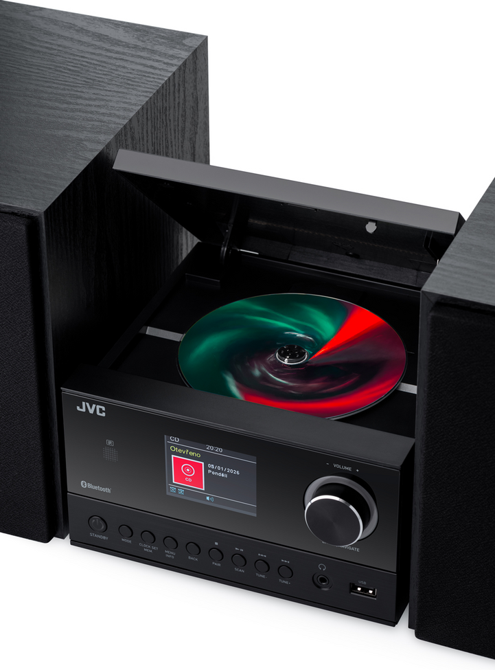Fekete JVC audiorendszer nyitott CD-tálcával és két oldalsó hangszóróval fehér háttér előtt.