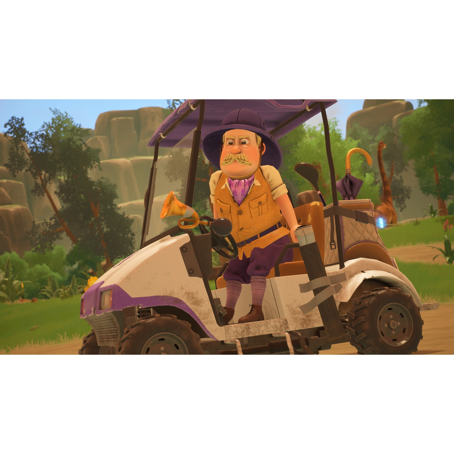 Een man met een snor zit in een golfkar in een heuvelachtig landschap.