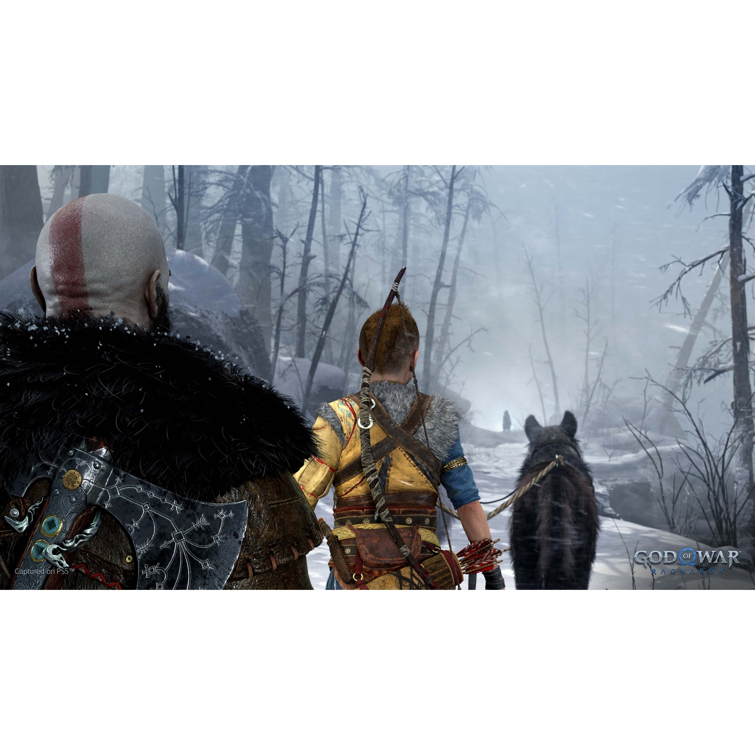 Kratos, Atreus et un loup marchent dans un paysage forestier enneigé.