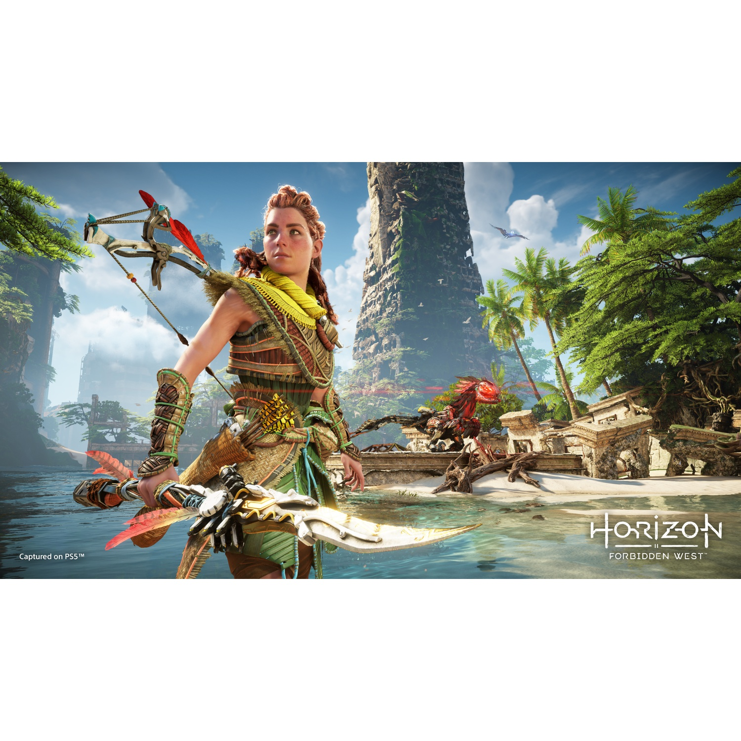 Aloy houdt een speer vast in een tropisch landschap met ruïnes en een robotbeest.