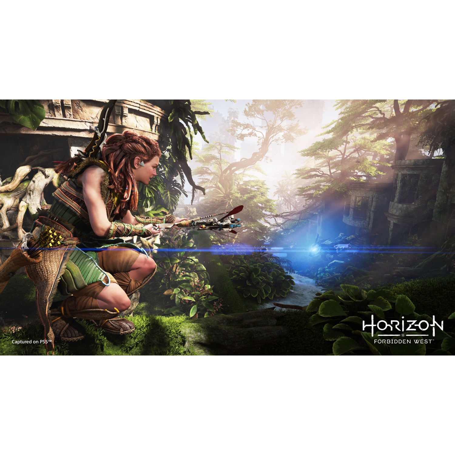 Aloy hurkt in de jungle en richt een boog te midden van weelderig groen.