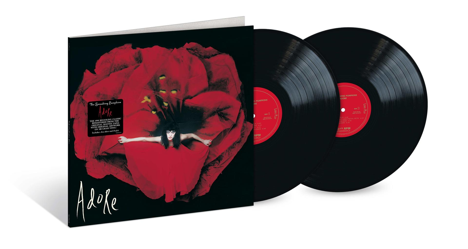 Das Vinyl-Album Adore von The Smashing Pumpkins zeigt eine Frau in rotem Kleid und zwei Schallplatten.