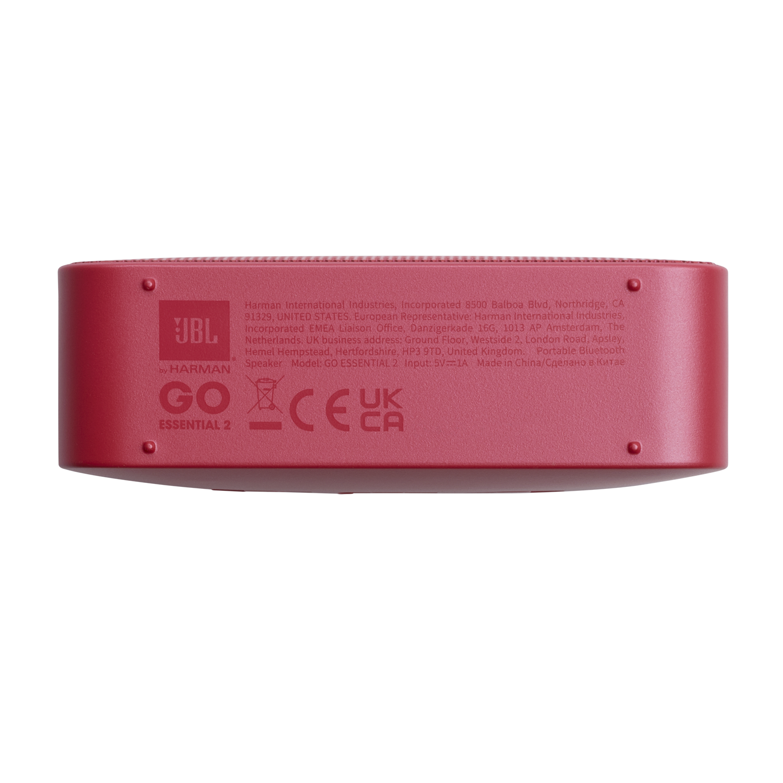 Üzerinde ürün detayları basılı olan kırmızı bir JBL Go Essential 2 Bluetooth hoparlörün alt kısmı.
