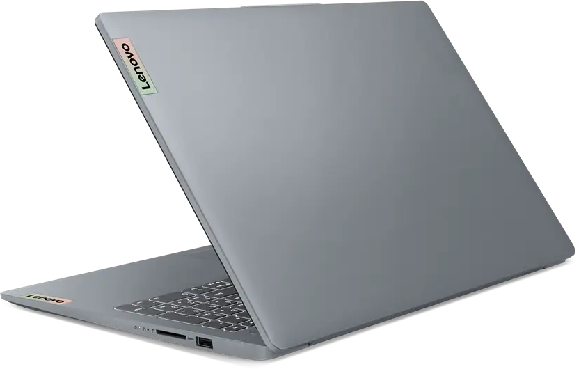 Egy szürke Lenovo laptop látható kissé kinyitva fekete háttér előtt.