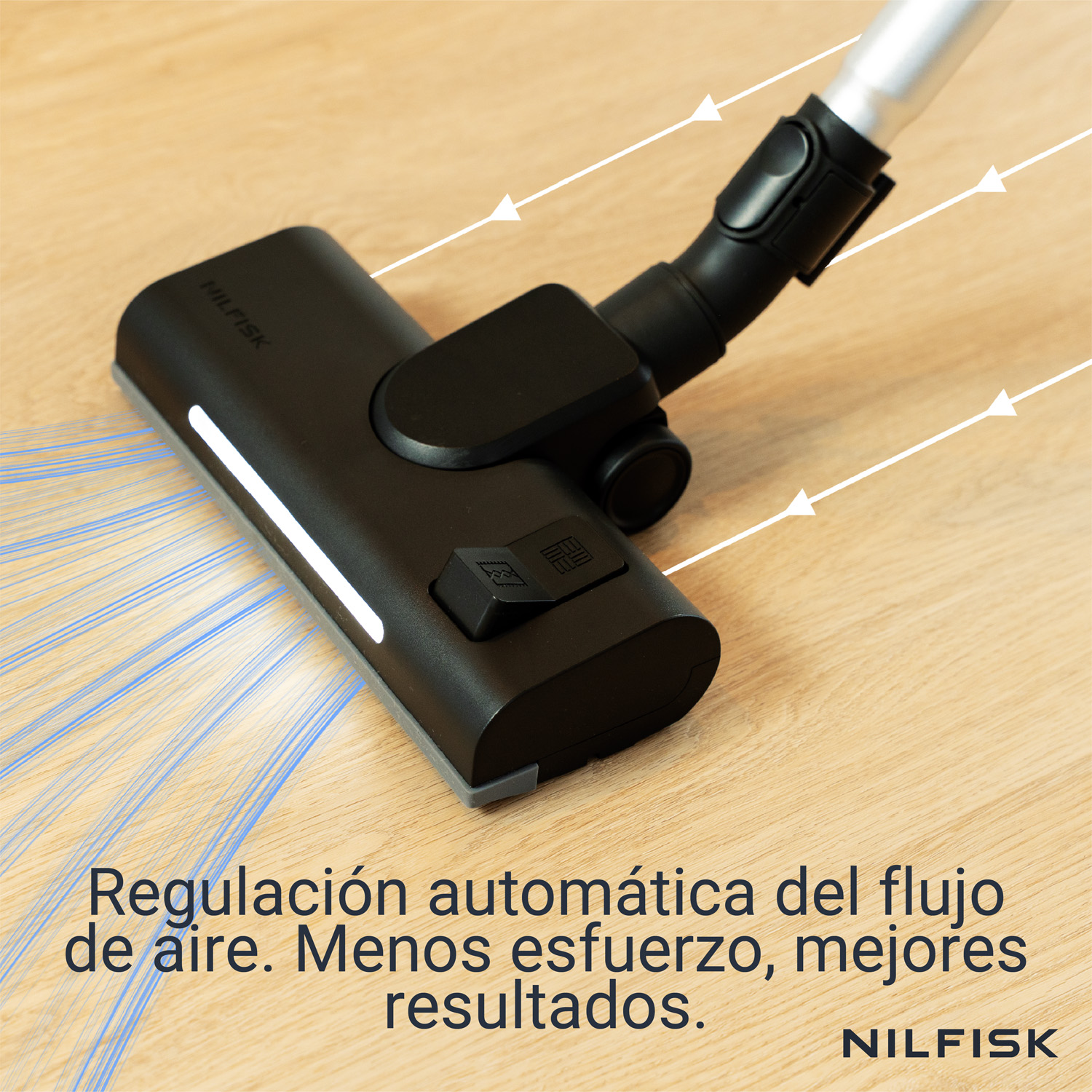 Una boquilla de aspiradora Nilfisk negra sobre suelo de madera con líneas de flujo de aire.