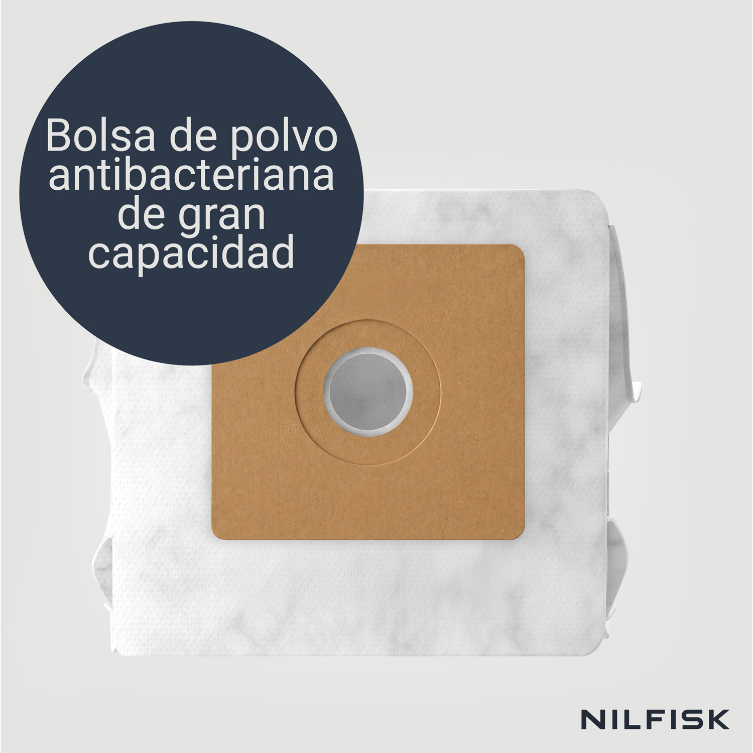 Una bolsa de aspiradora blanca con collar de cartón marrón, texto en español y logotipo de Nilfisk.