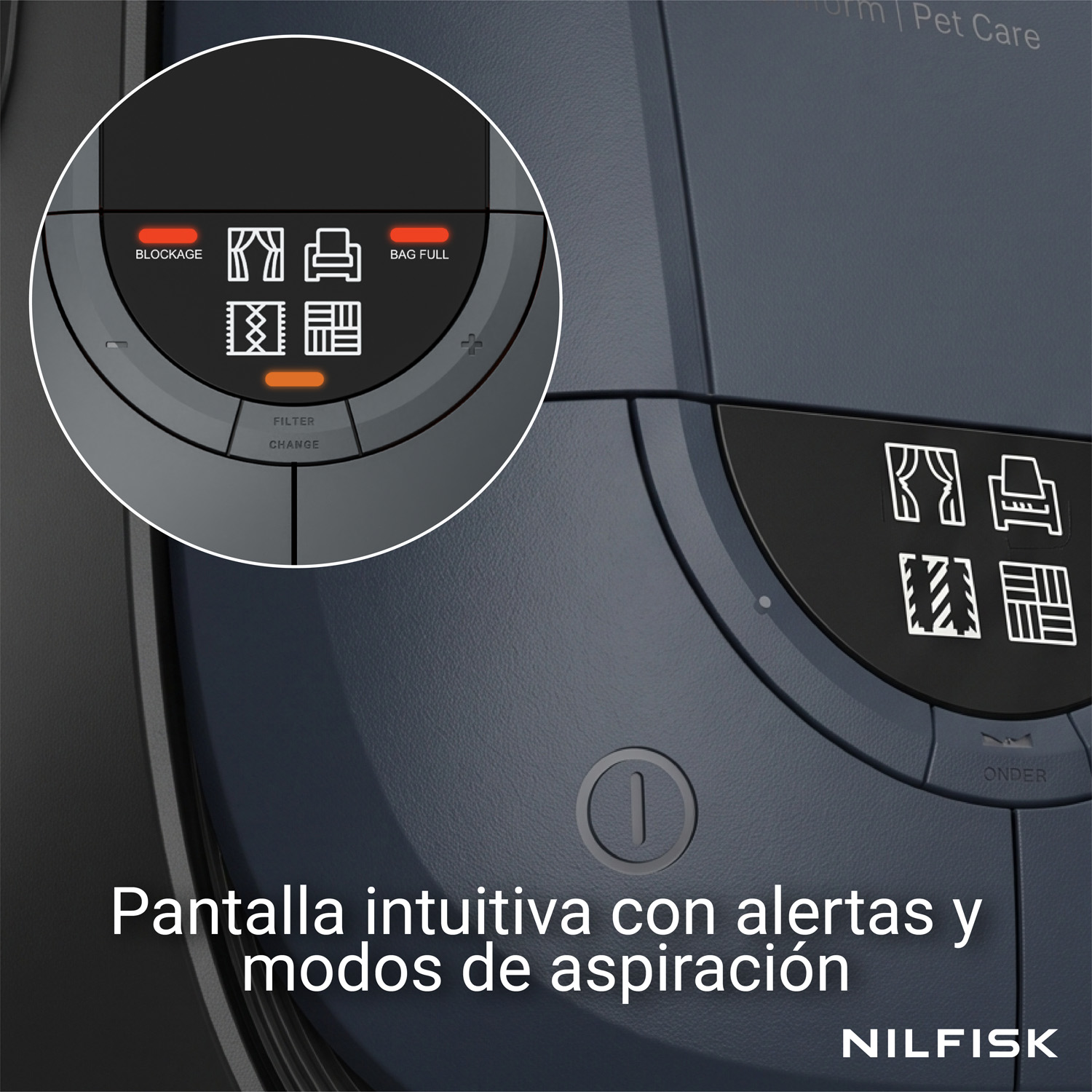 Primer plano de la pantalla de una aspiradora azul con luces de estado, iconos, botón de encendido y texto.