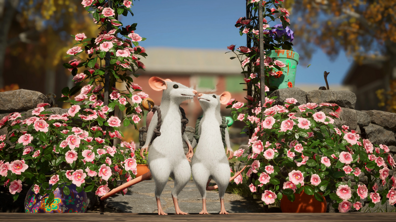 Dos ratones blancos se miran en un camino entre rosas rosadas en un jardín.