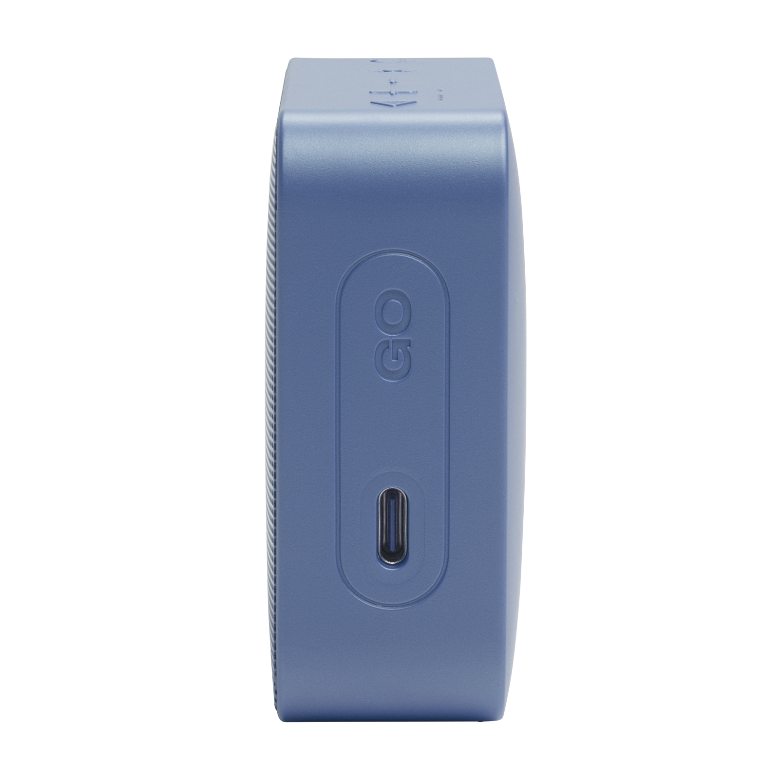 Siyah arka planda GO yazısı ve USB-C bağlantı noktasına sahip mavi taşınabilir hoparlörün yan görünümü.