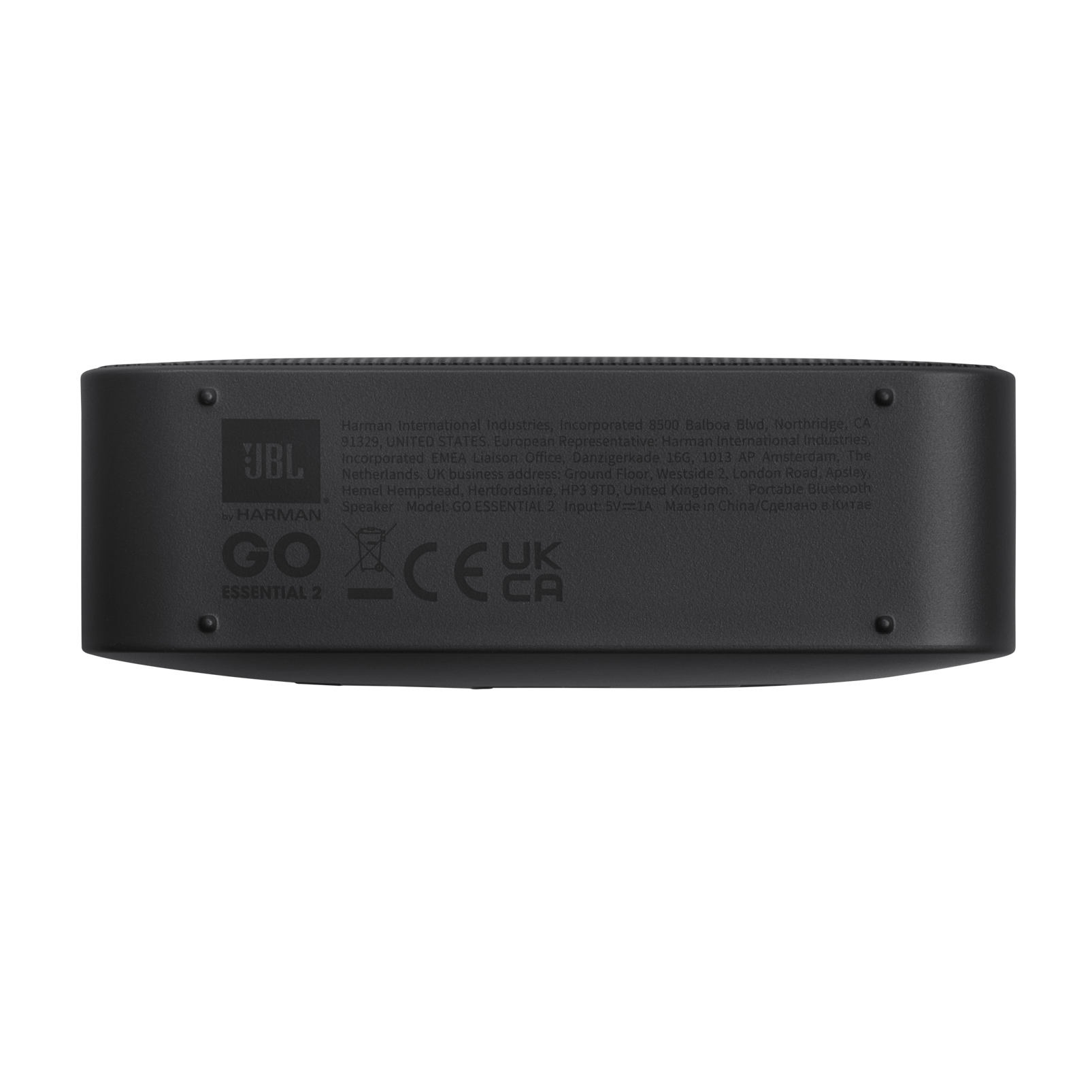 Ürün bilgileri ve logoları olan siyah JBL Go Essential 2 hoparlörün alt kısmı.