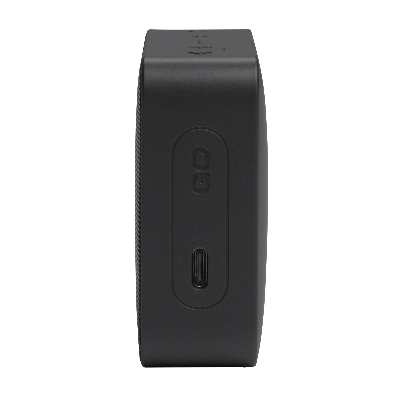 Siyah arka planda USB-C bağlantı noktasına sahip siyah bir JBL Go 3 hoparlörün yandan görünümü.
