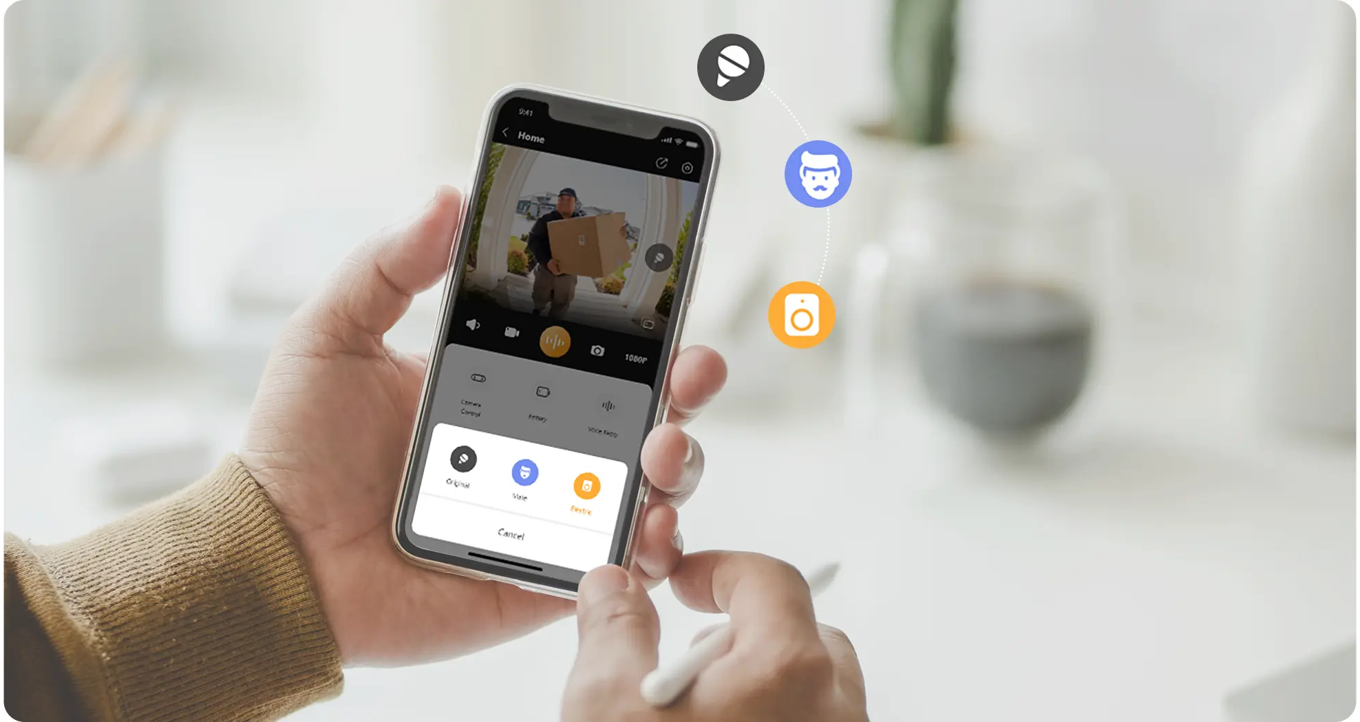 Egy ember okostelefont tart, amelyen egy okosotthon app látható egy futárral.