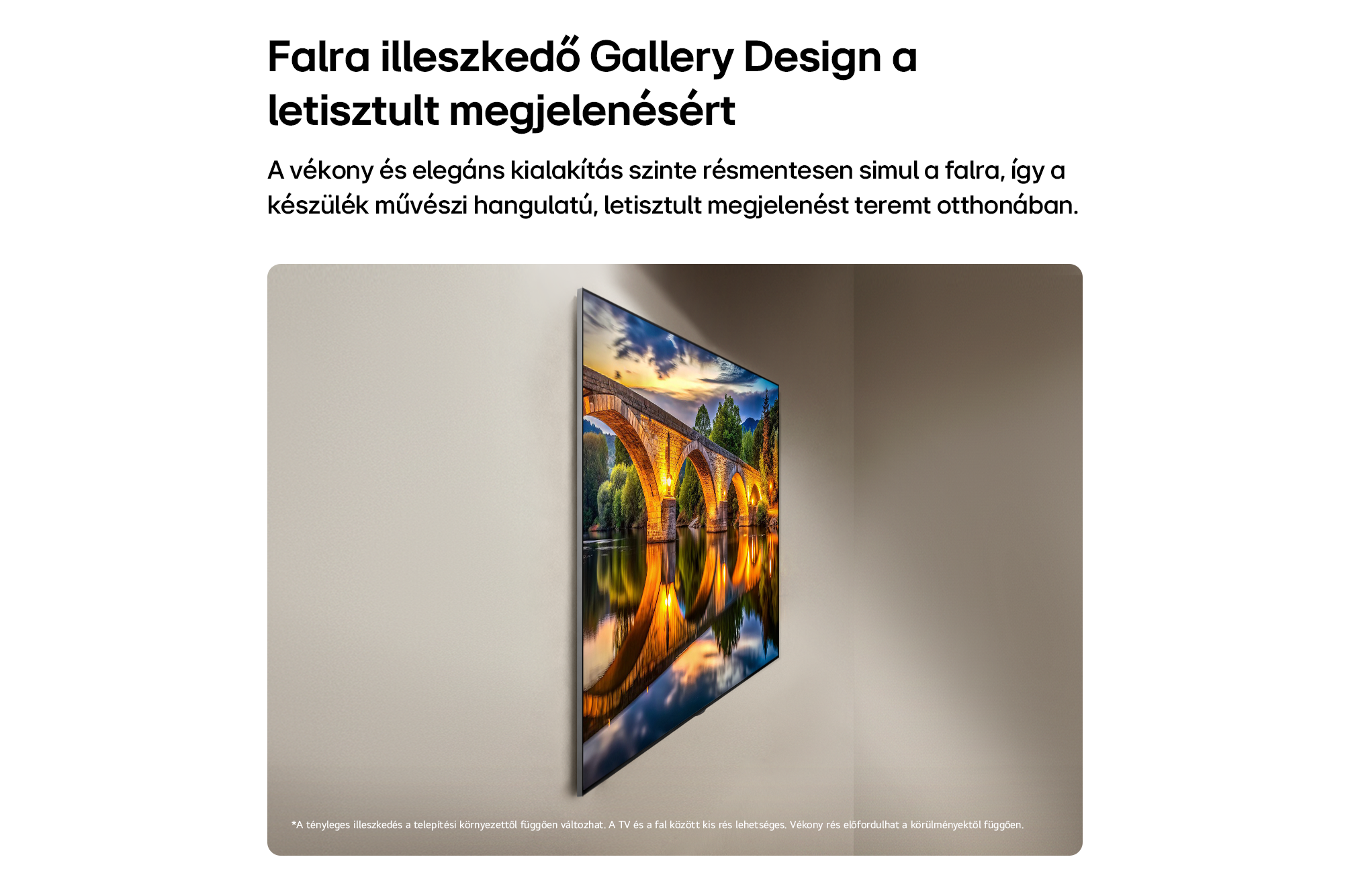 Egy vékony, falra szerelt TV egy régi kőhidat mutat egy folyó felett naplementekor.