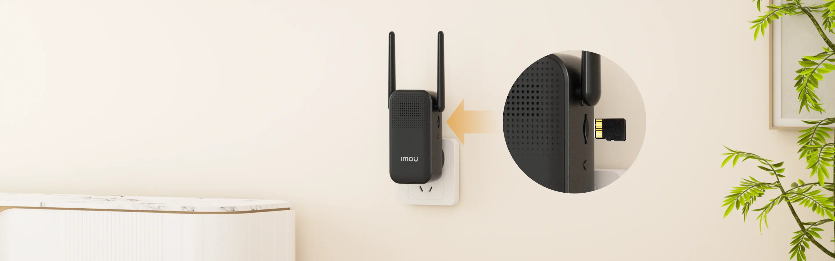 Egy fekete Imou wifi jelerősítő a falba dugva, közelképpel, amely az SD-kártya nyílást mutatja.